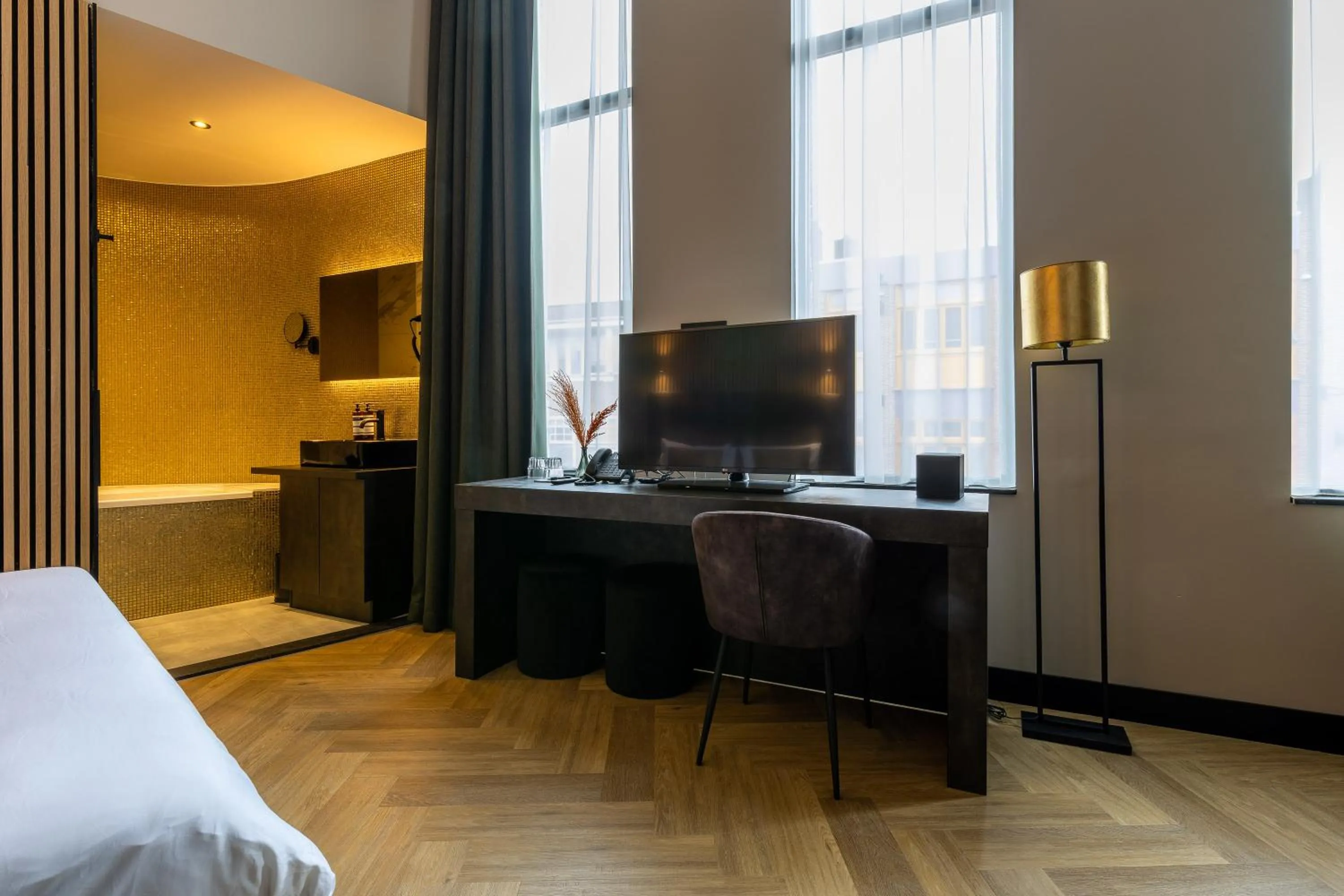 Bathroom, Bed in Monument Hotel