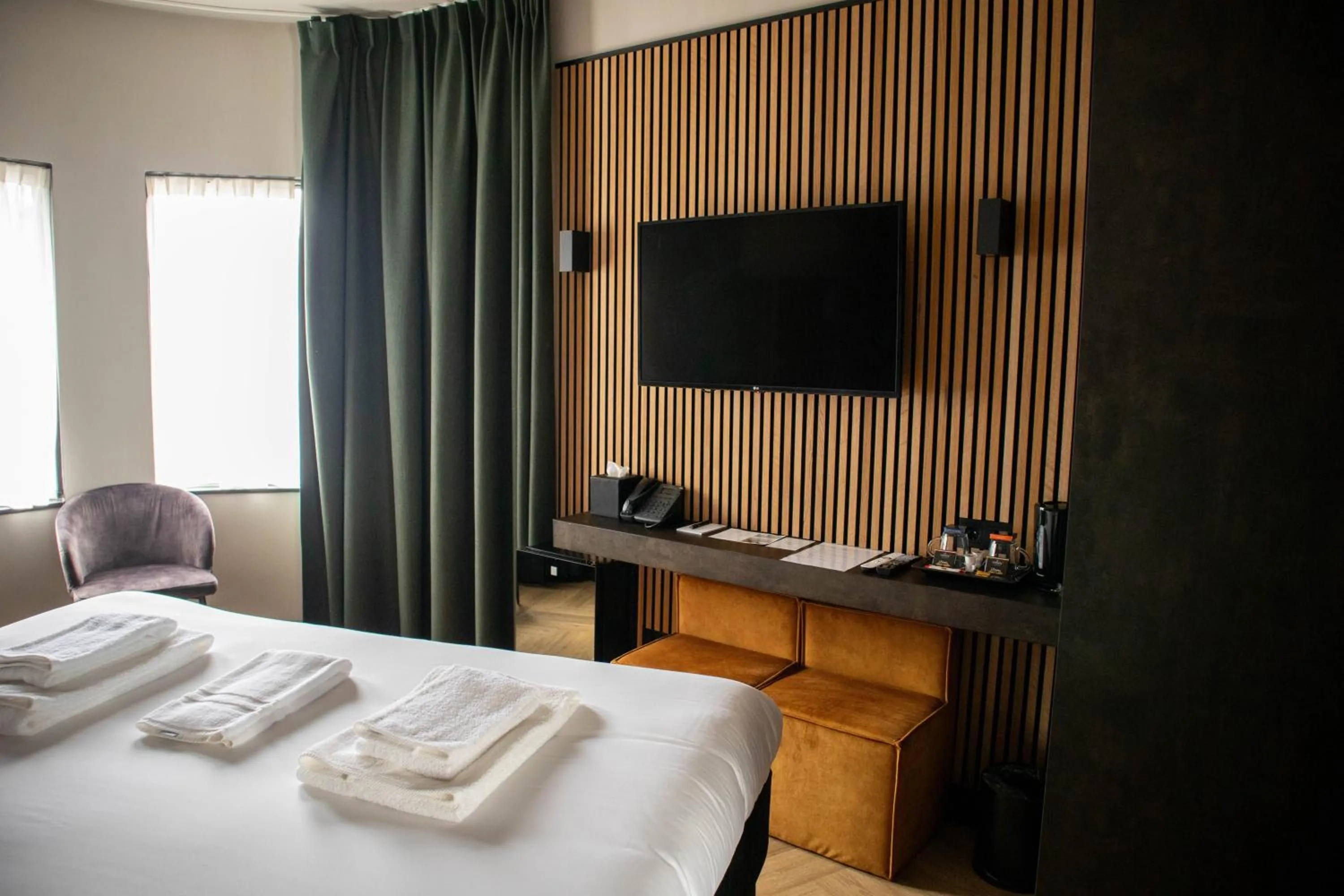 Bedroom, Bed in Monument Hotel