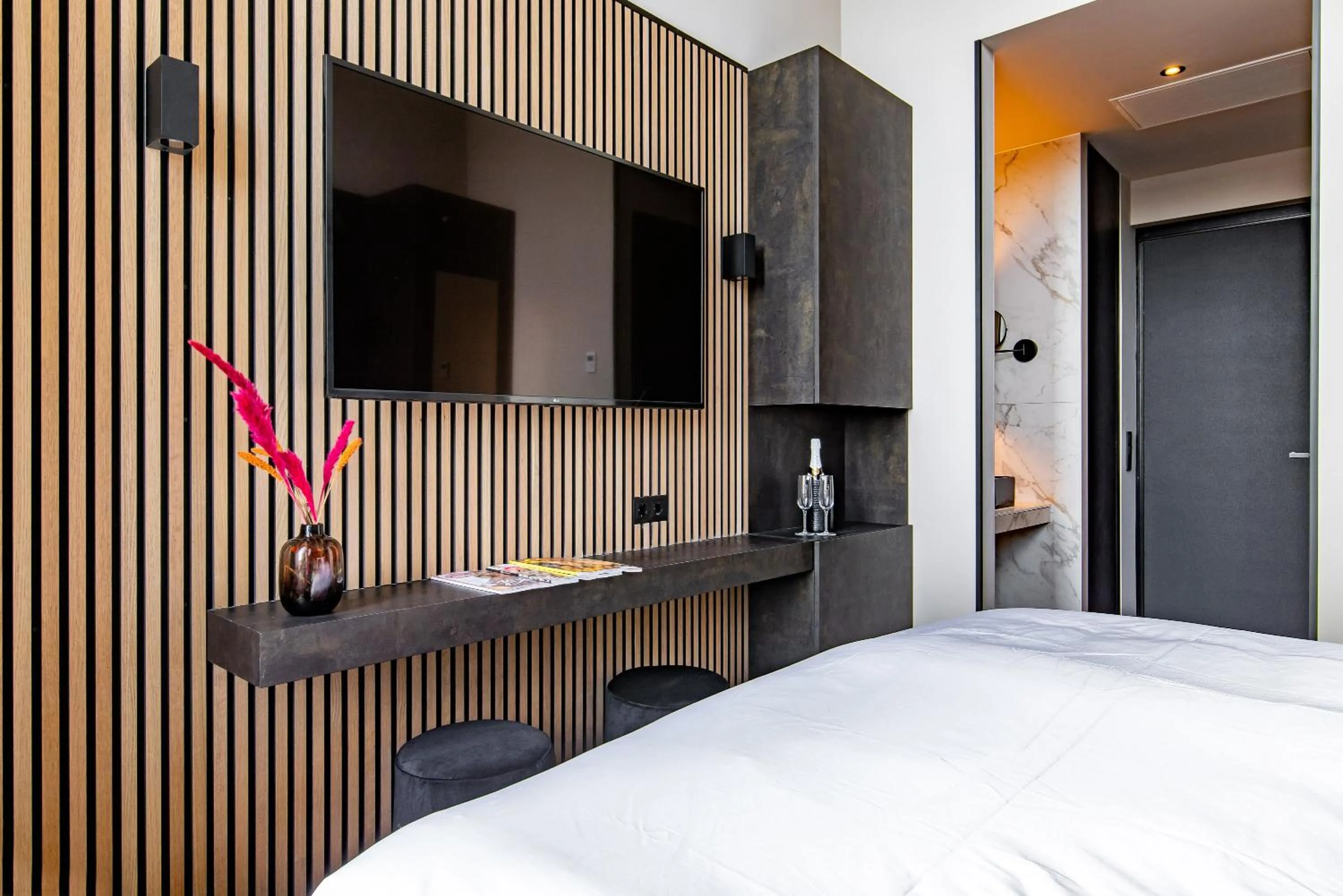 TV and multimedia, Bed in Monument Hotel