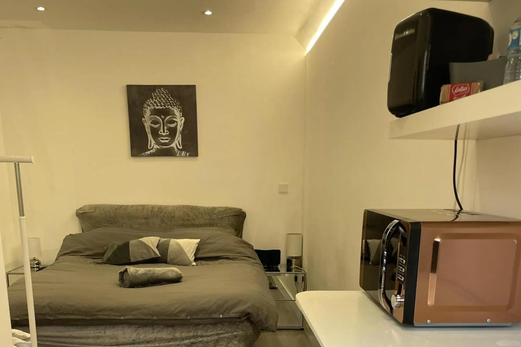 1 Bed Studio - Sleeps 2 - Smoking - Parking - Wifi