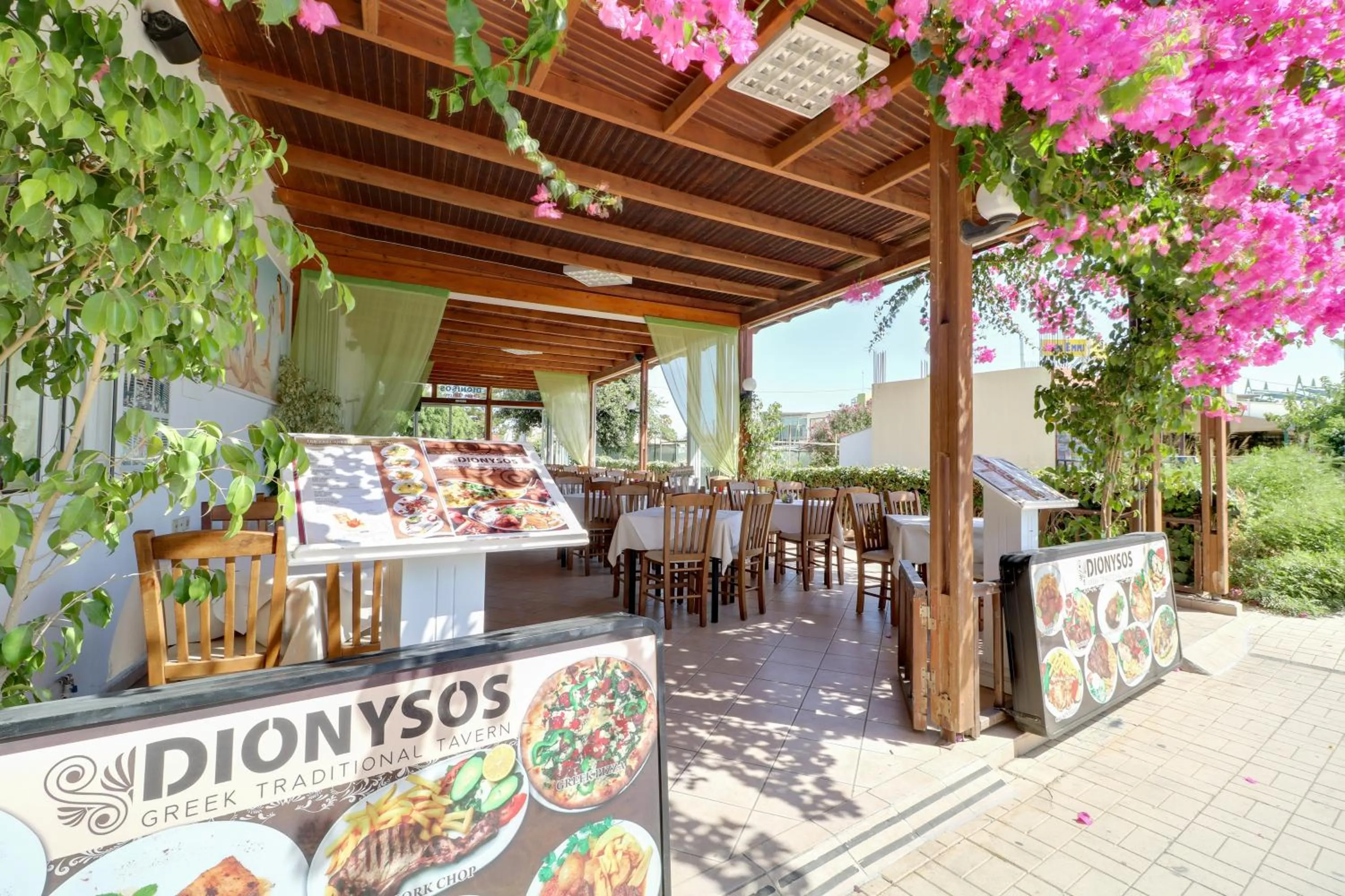 Restaurant/places to eat in Marirena Hotel