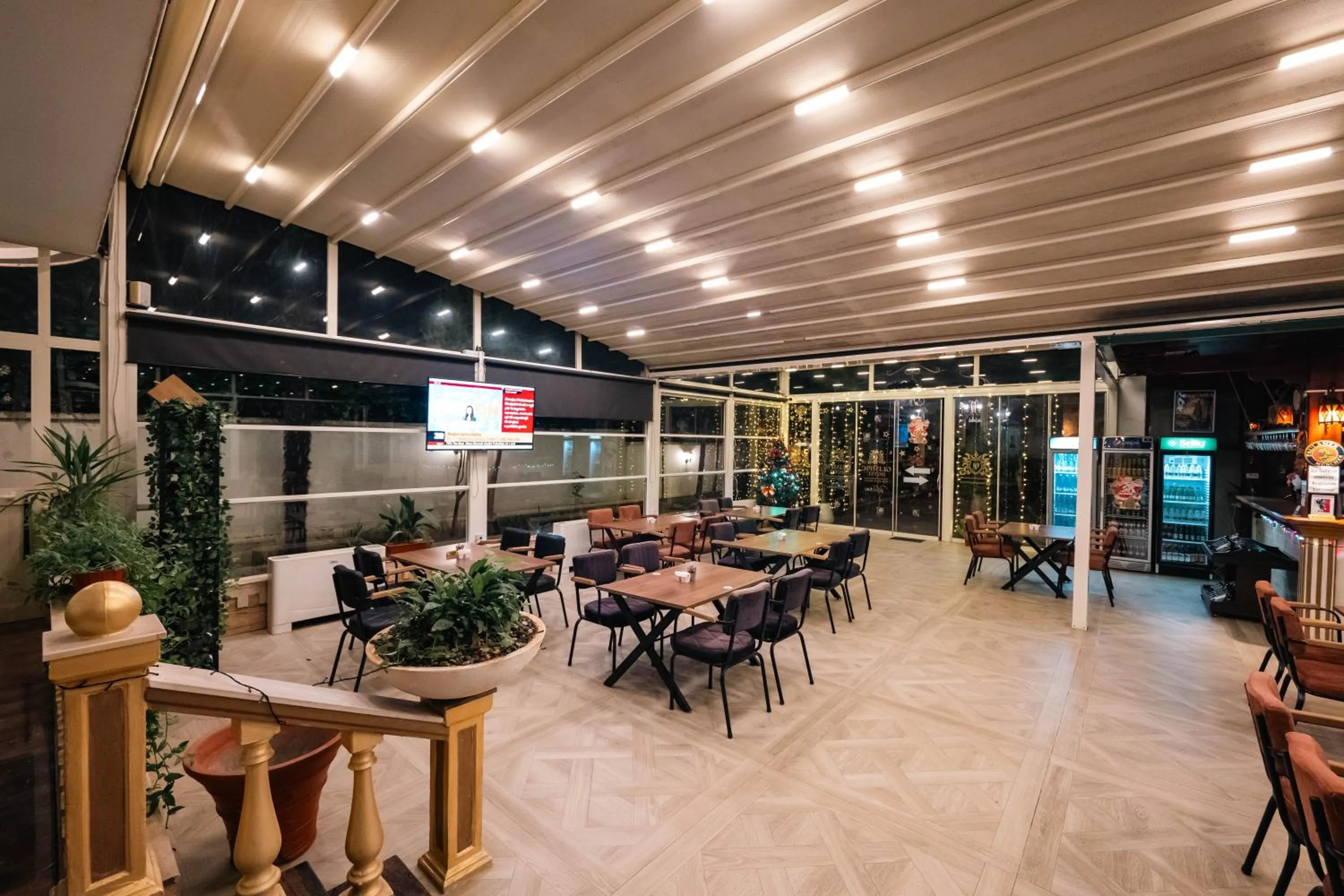 Restaurant/places to eat in Olimpic Hotel