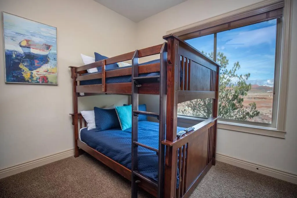 Bed in Suite Retreat with Pool Spa Gym and Tennis Court