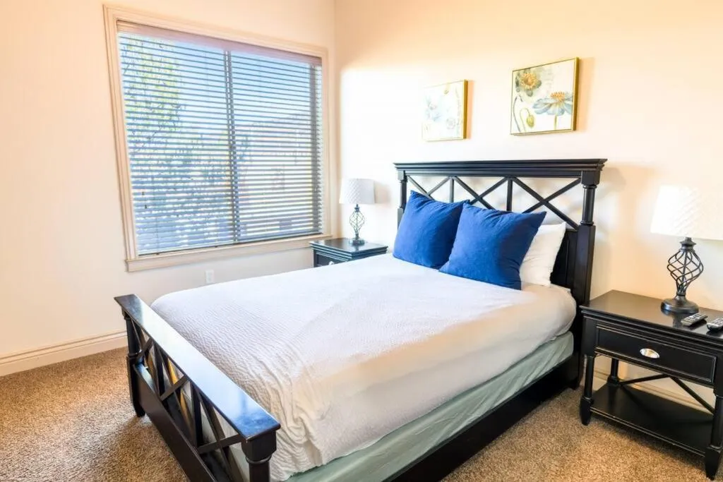 Bed in Suite Retreat with Pool Spa Gym and Tennis Court