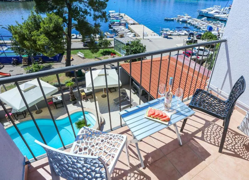 Swimming pool in Hotel Lumbarda