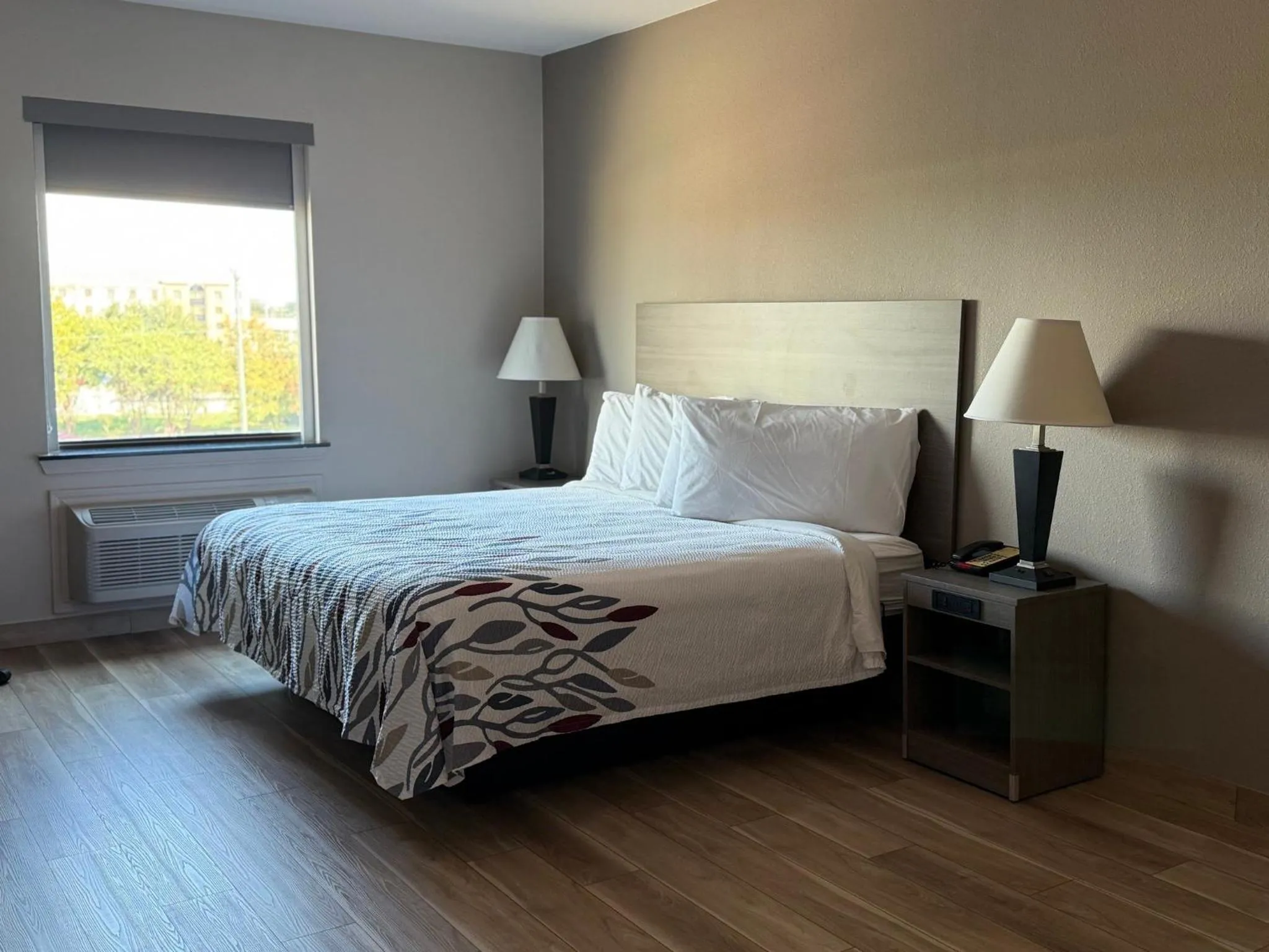 Photo of the whole room, Bed in Red Roof Inn La Porte