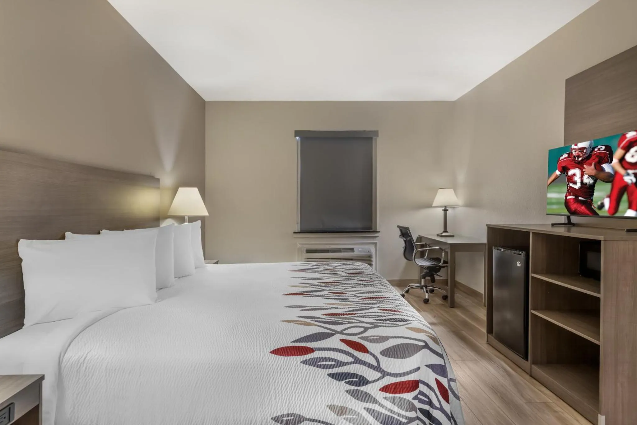 Photo of the whole room, Bed in Red Roof Inn La Porte