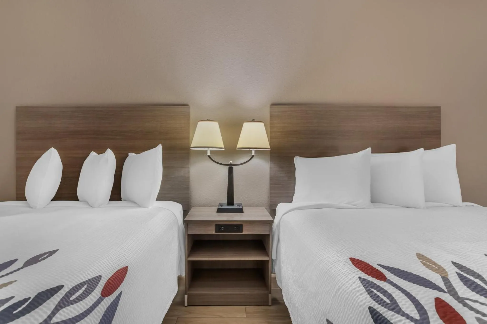 Photo of the whole room, Bed in Red Roof Inn La Porte