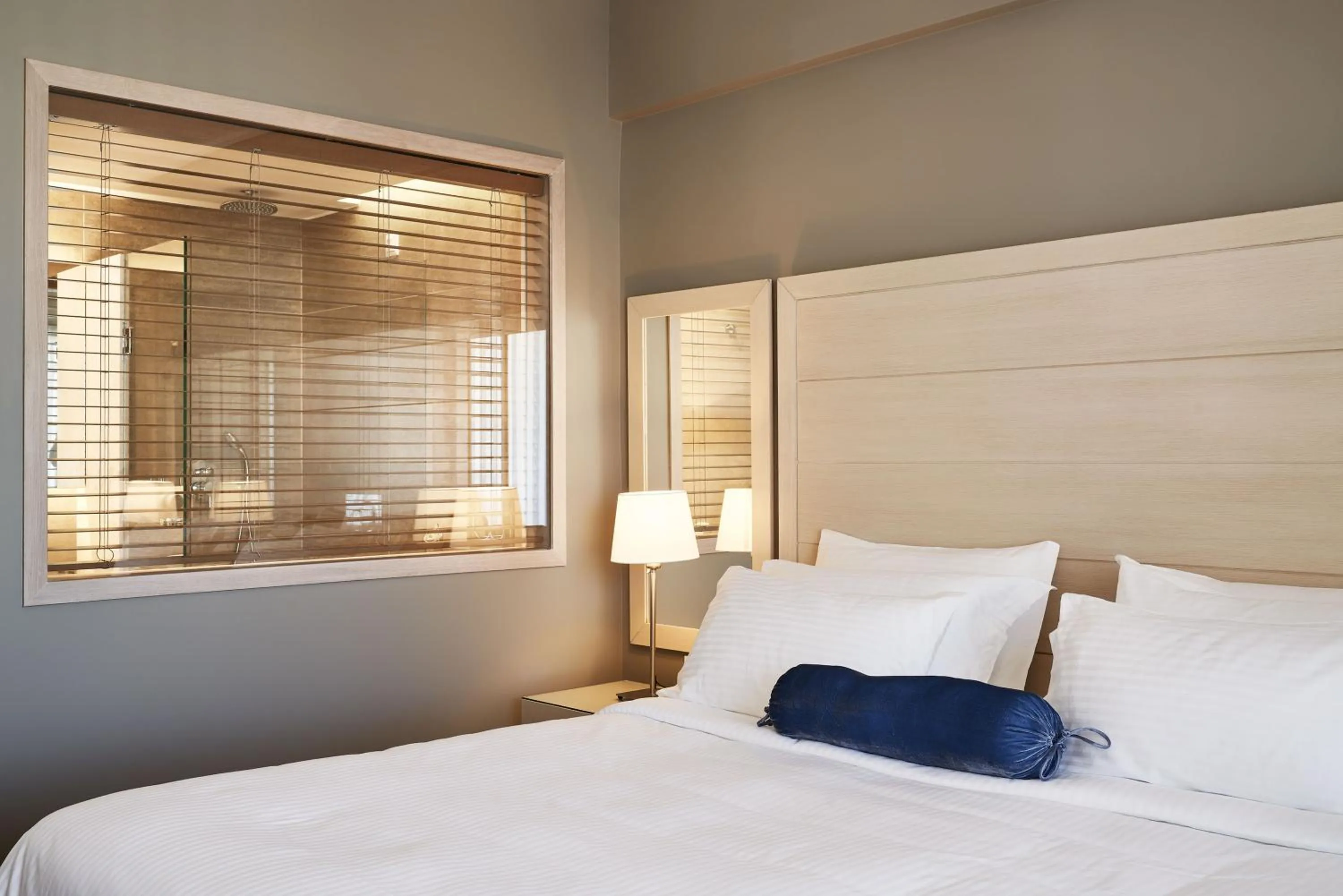 Bathroom, Bed in Sea View Cityscape Hotel