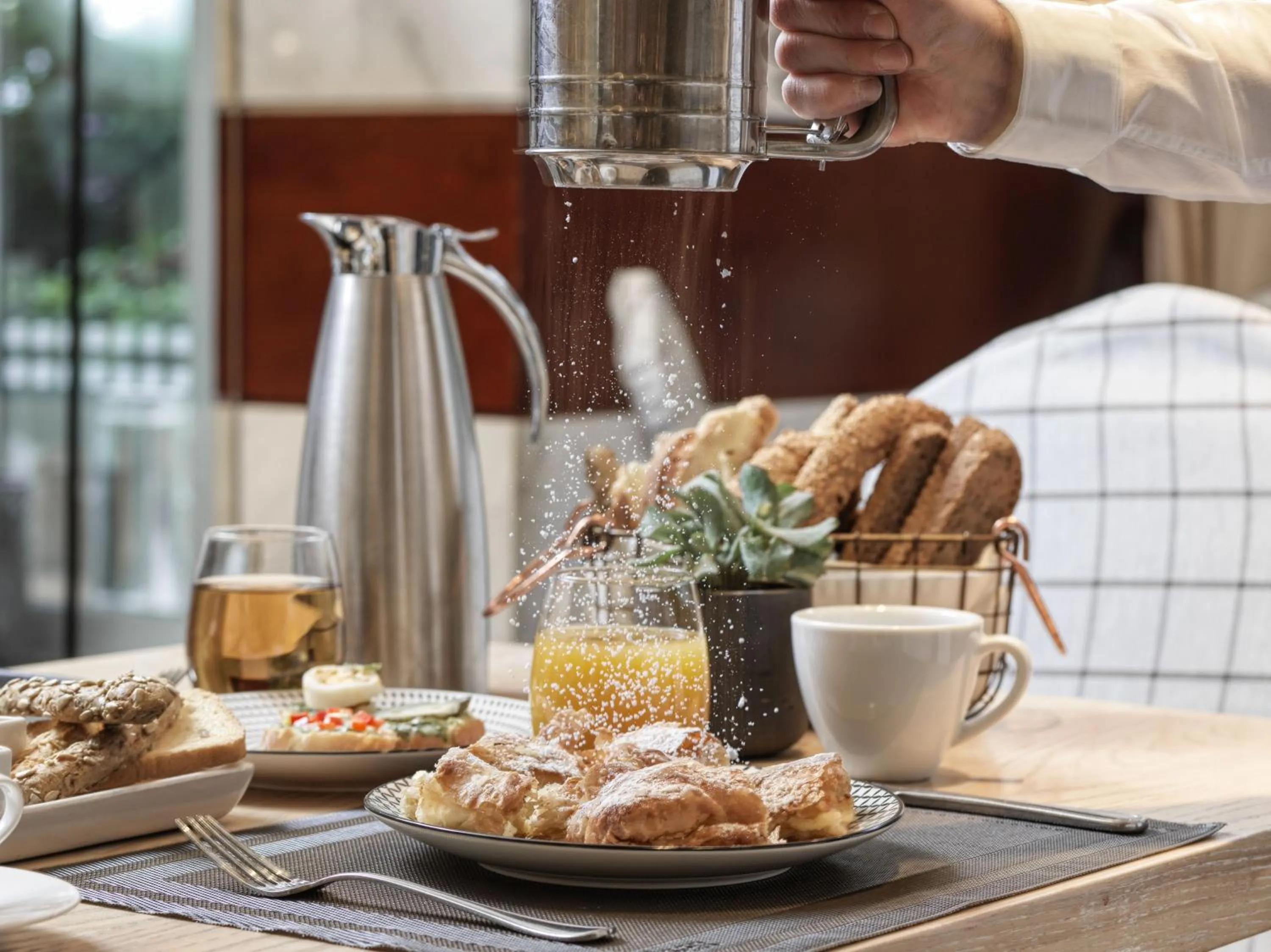 Food and drinks in Sea View Cityscape Hotel