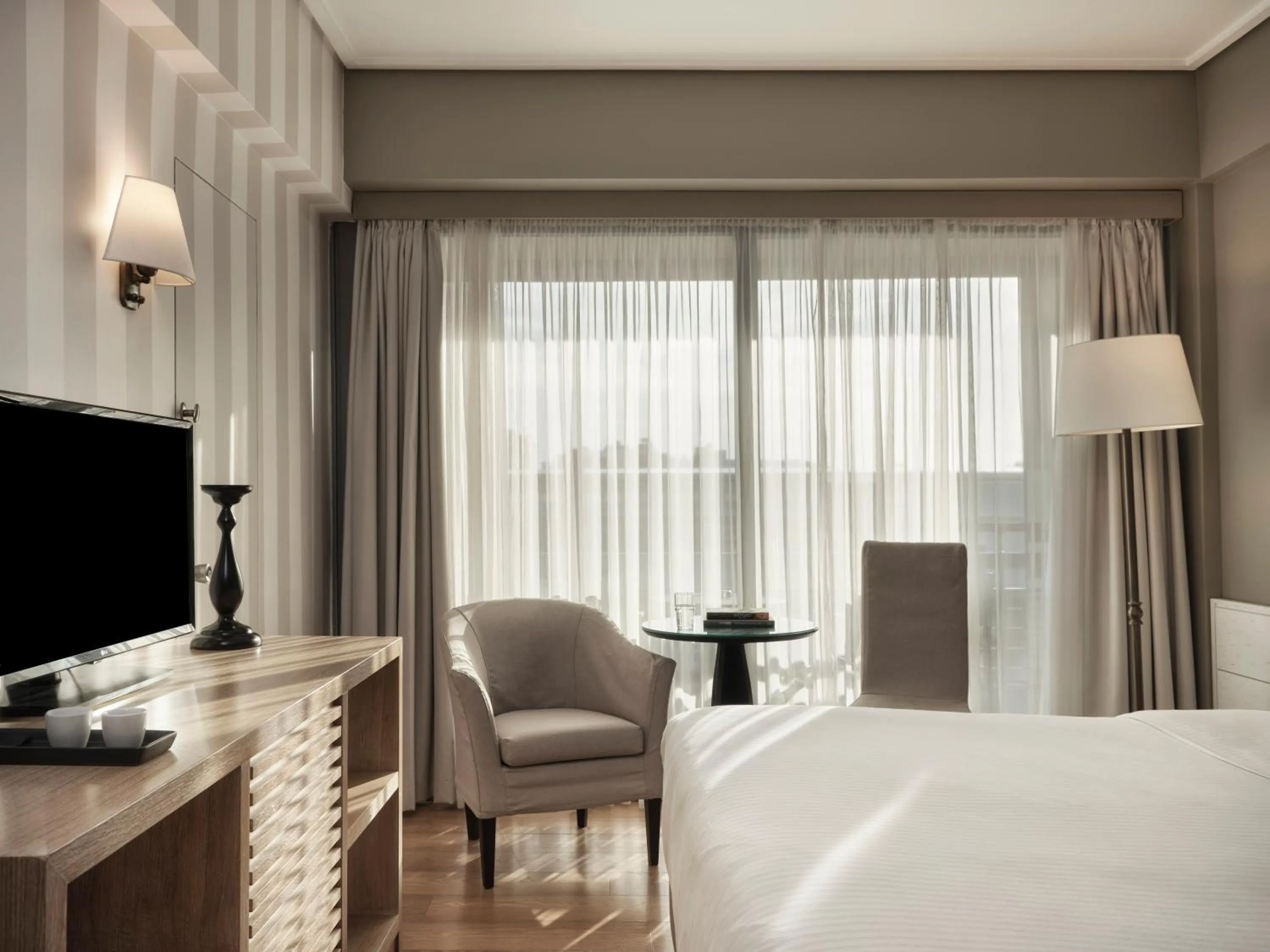 Bed in Sea View Cityscape Hotel