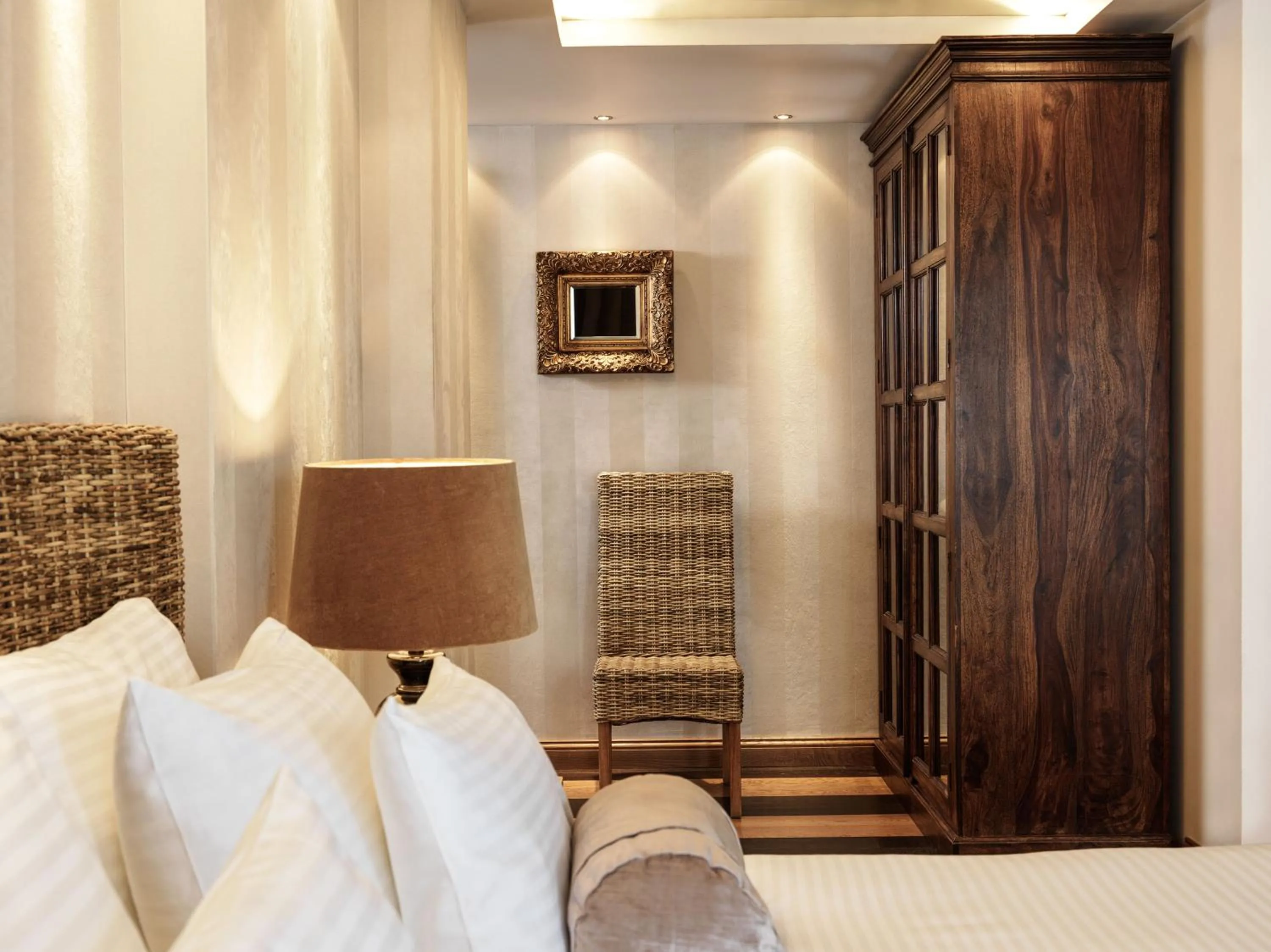 Bedroom, Bed in Sea View Cityscape Hotel