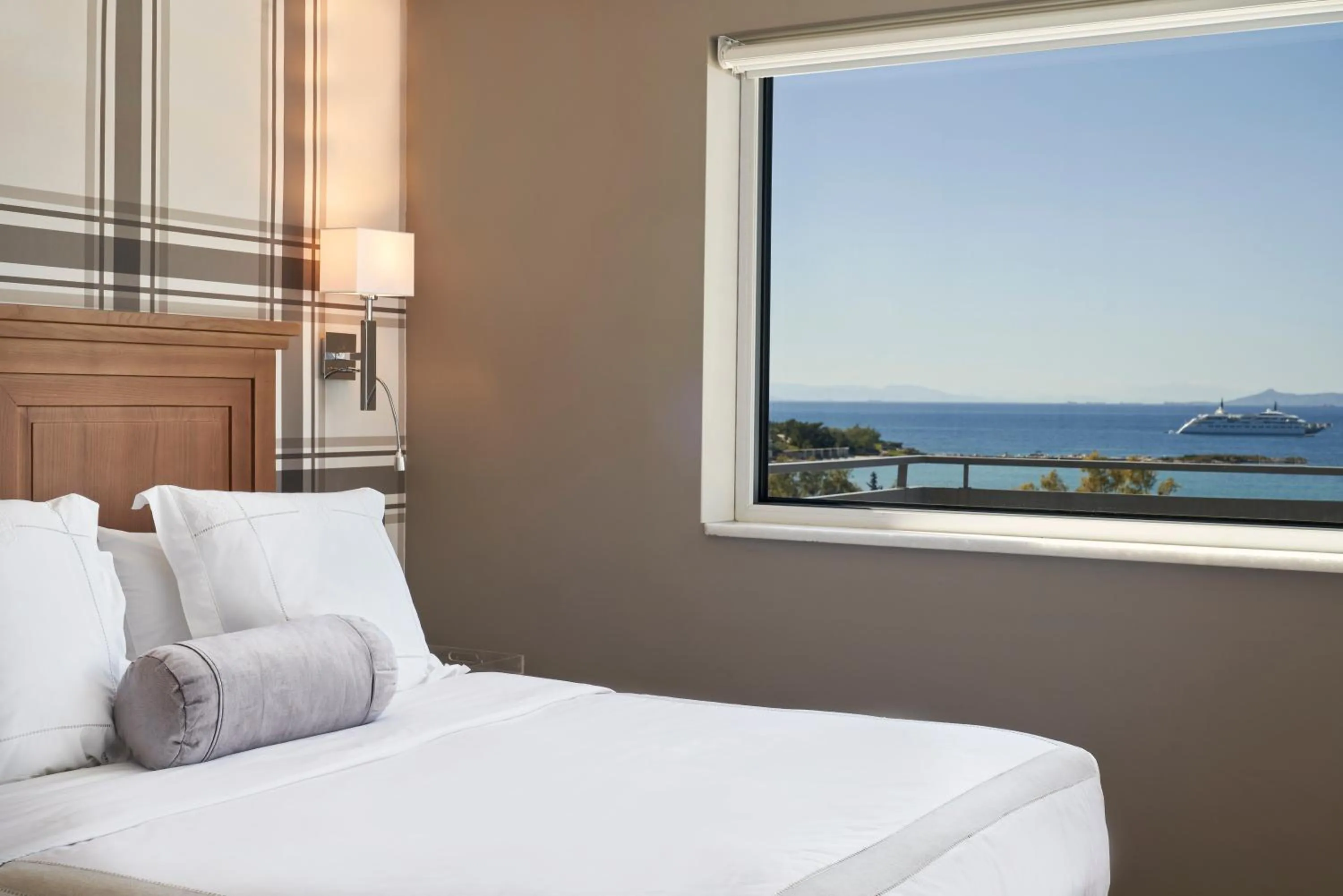 Bed in Sea View Cityscape Hotel