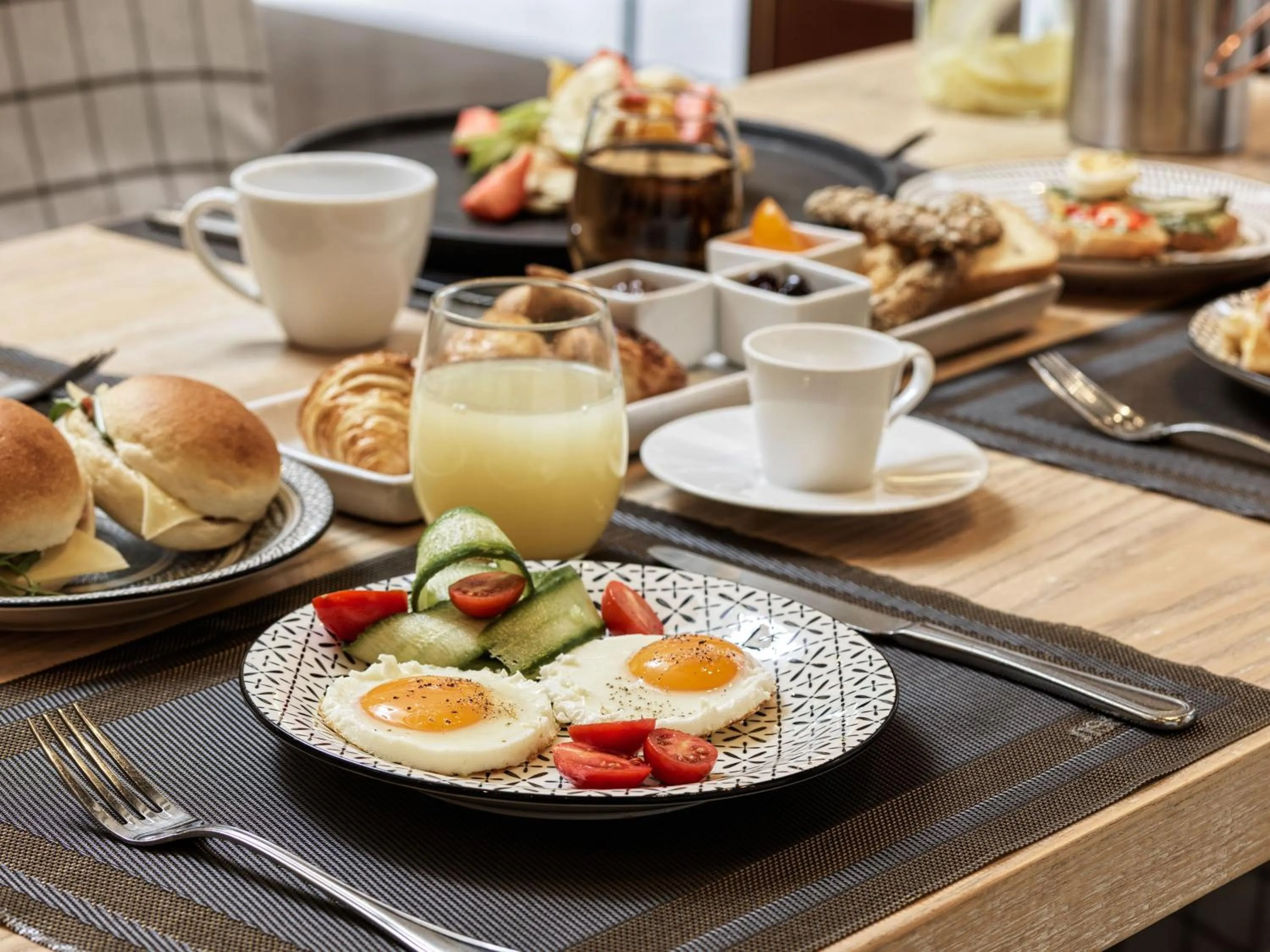 Food and drinks in Sea View Cityscape Hotel