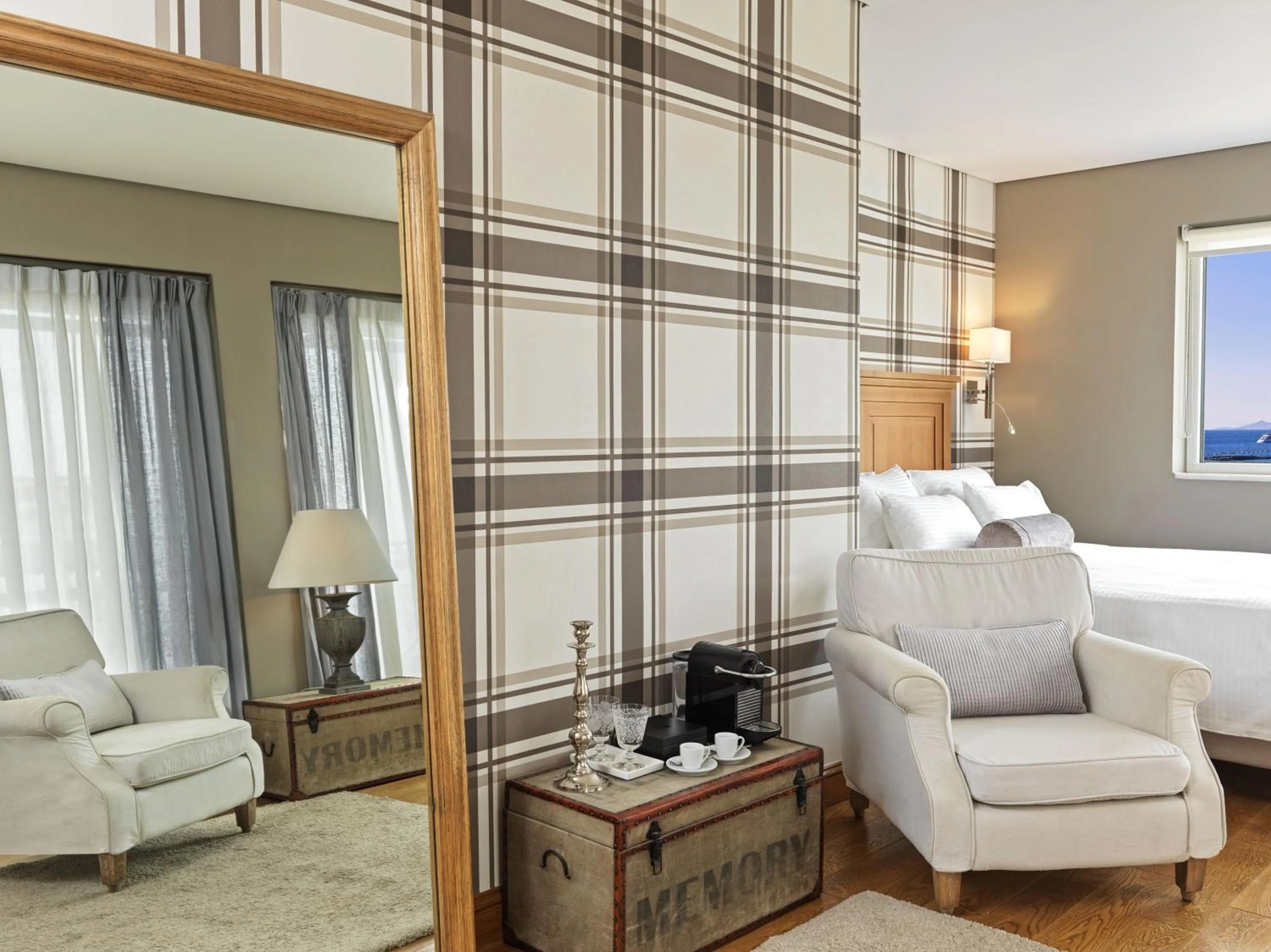 Balcony/Terrace, Bed in Sea View Cityscape Hotel