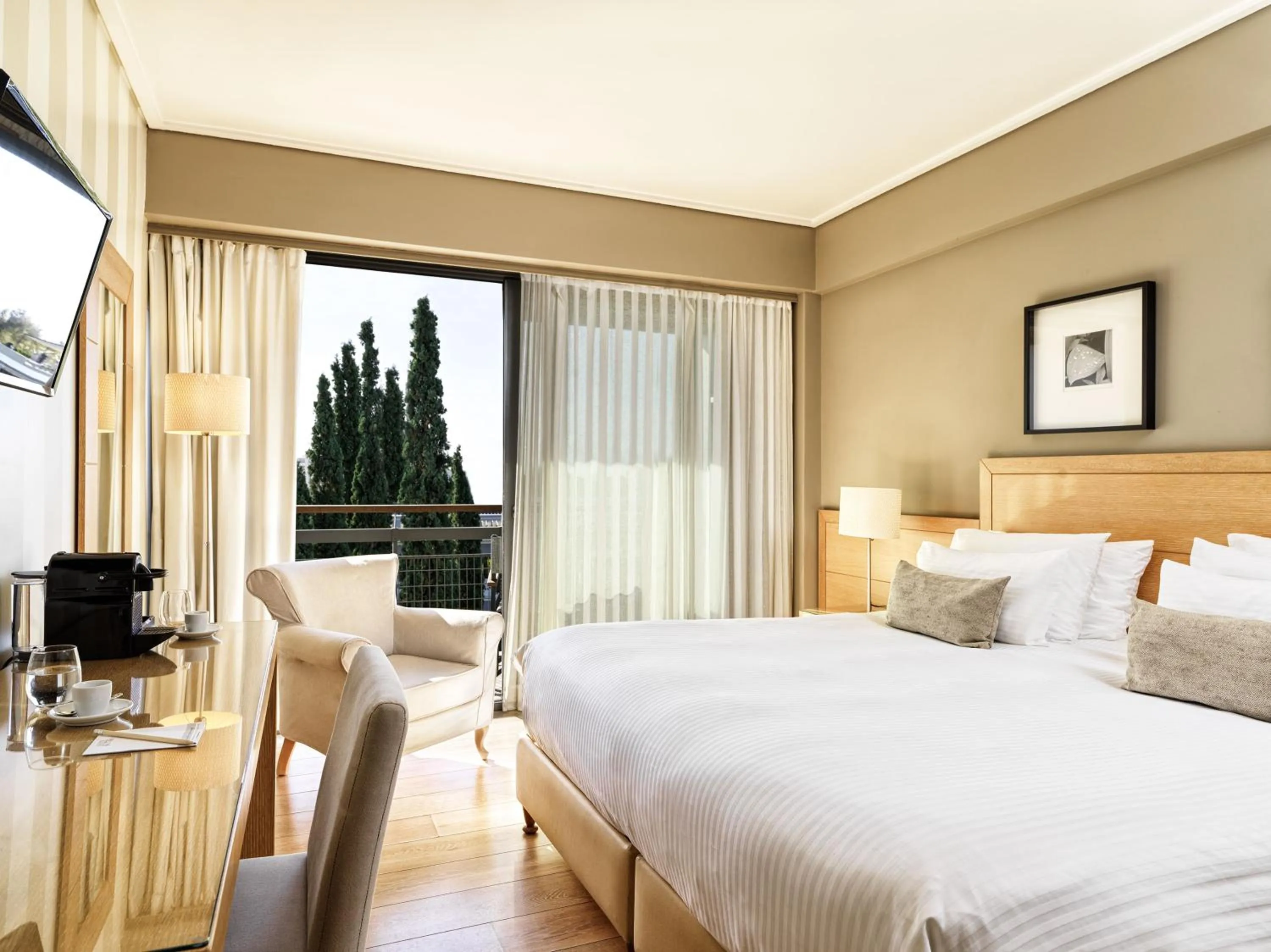 Bed in Sea View Cityscape Hotel