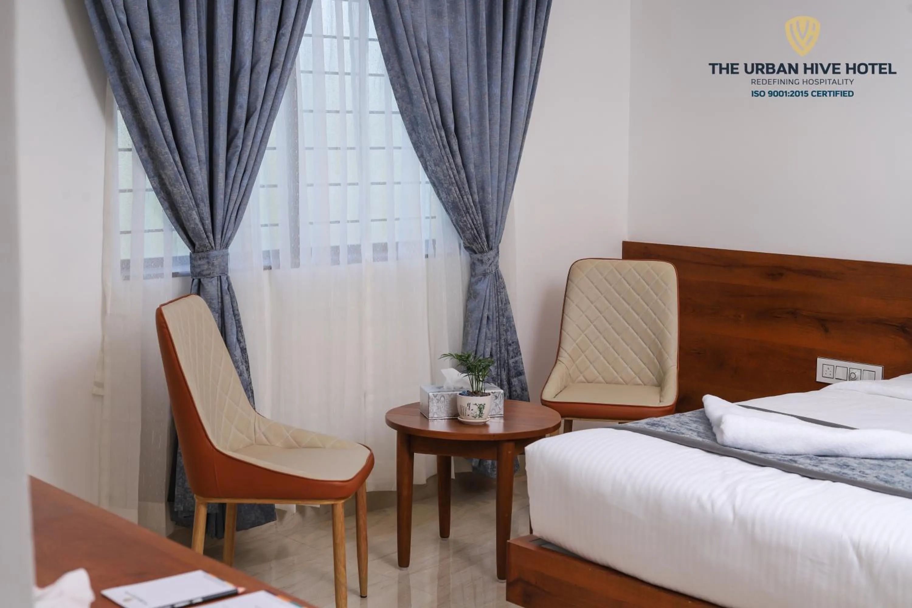 Seating area, Bed in The Urban Hive Hotel