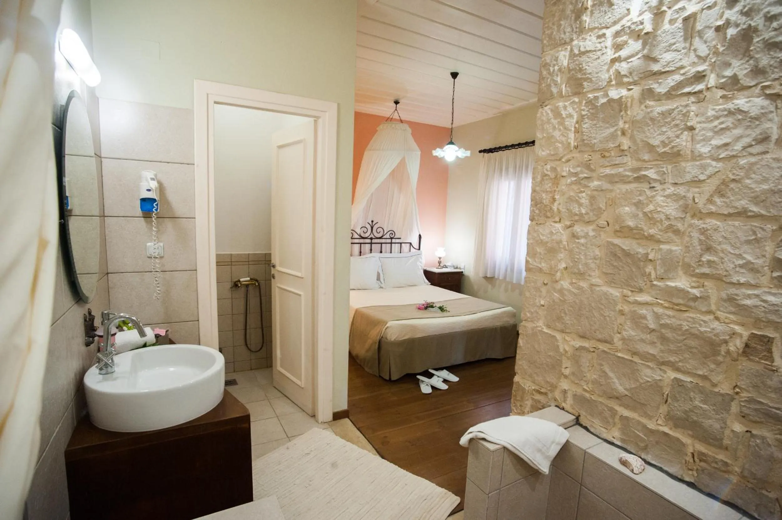 Bathroom, Bed in Katalagari Country Suites