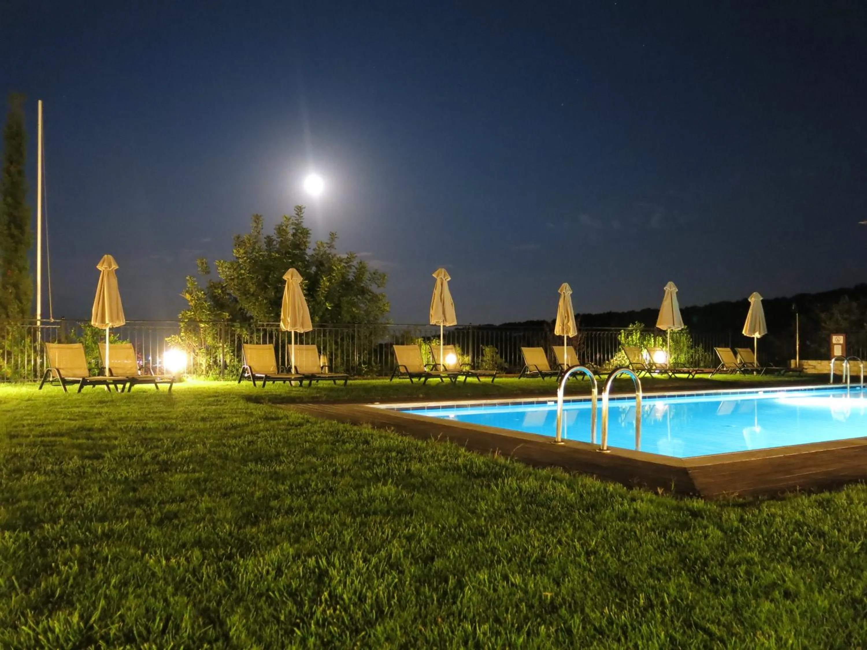 Swimming pool in Katalagari Country Suites