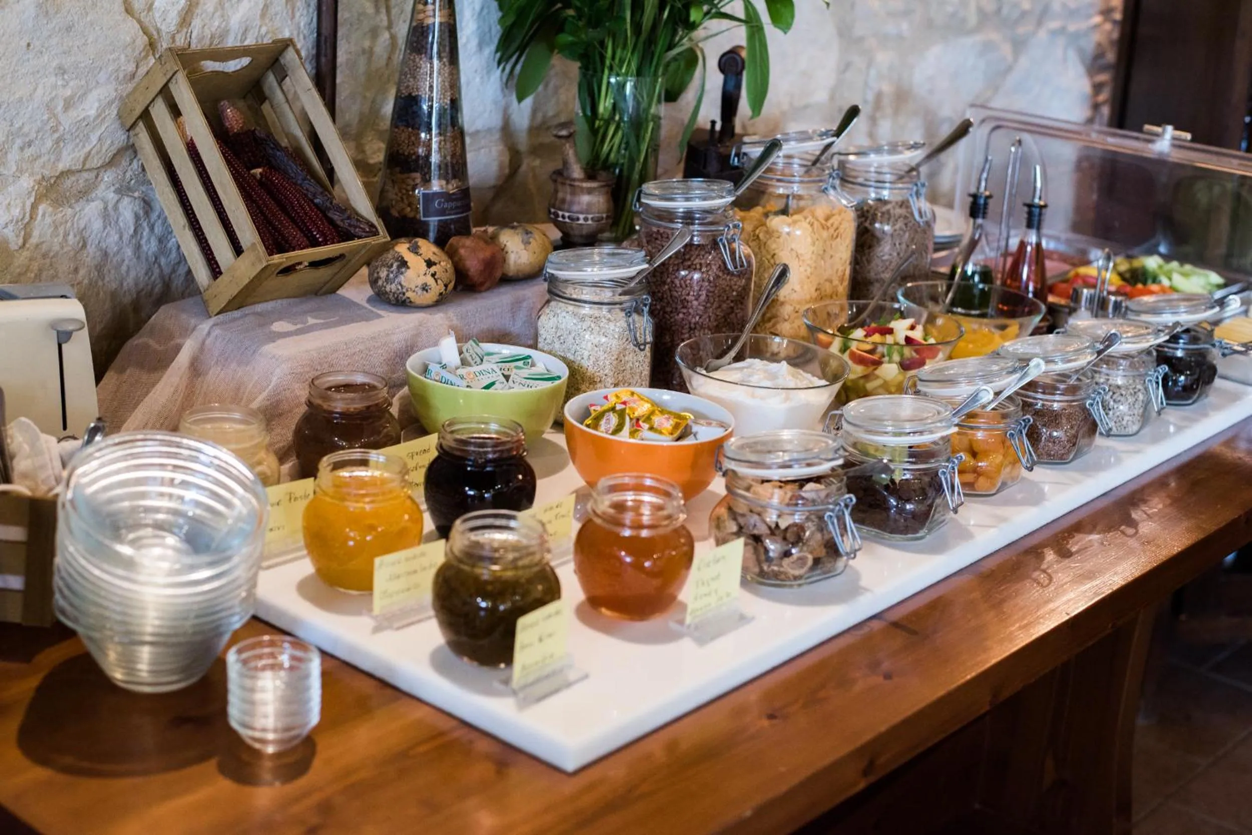 Buffet breakfast in Katalagari Country Suites