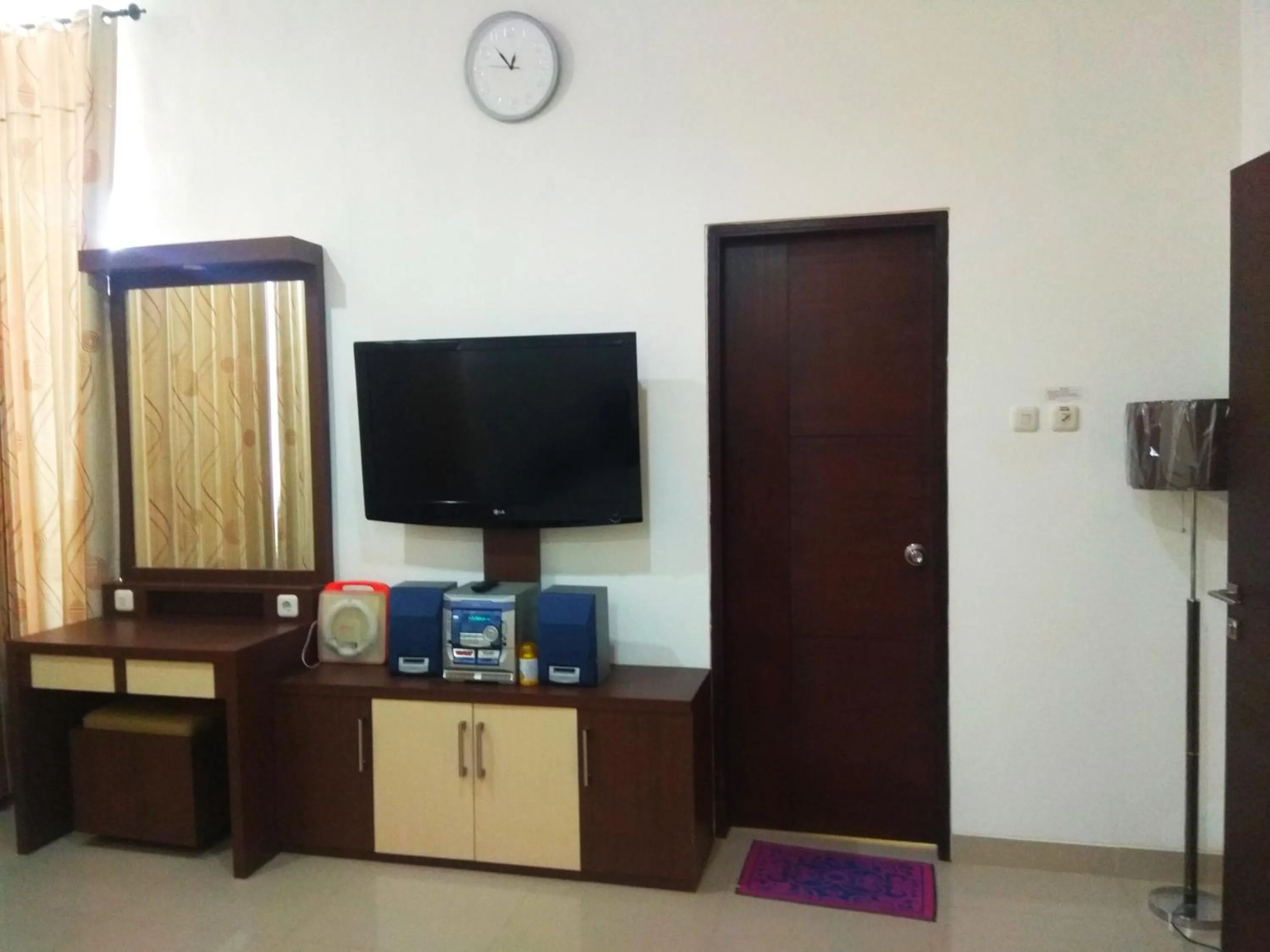 TV and multimedia in Omah Dixy Family Homestay by FH Stay