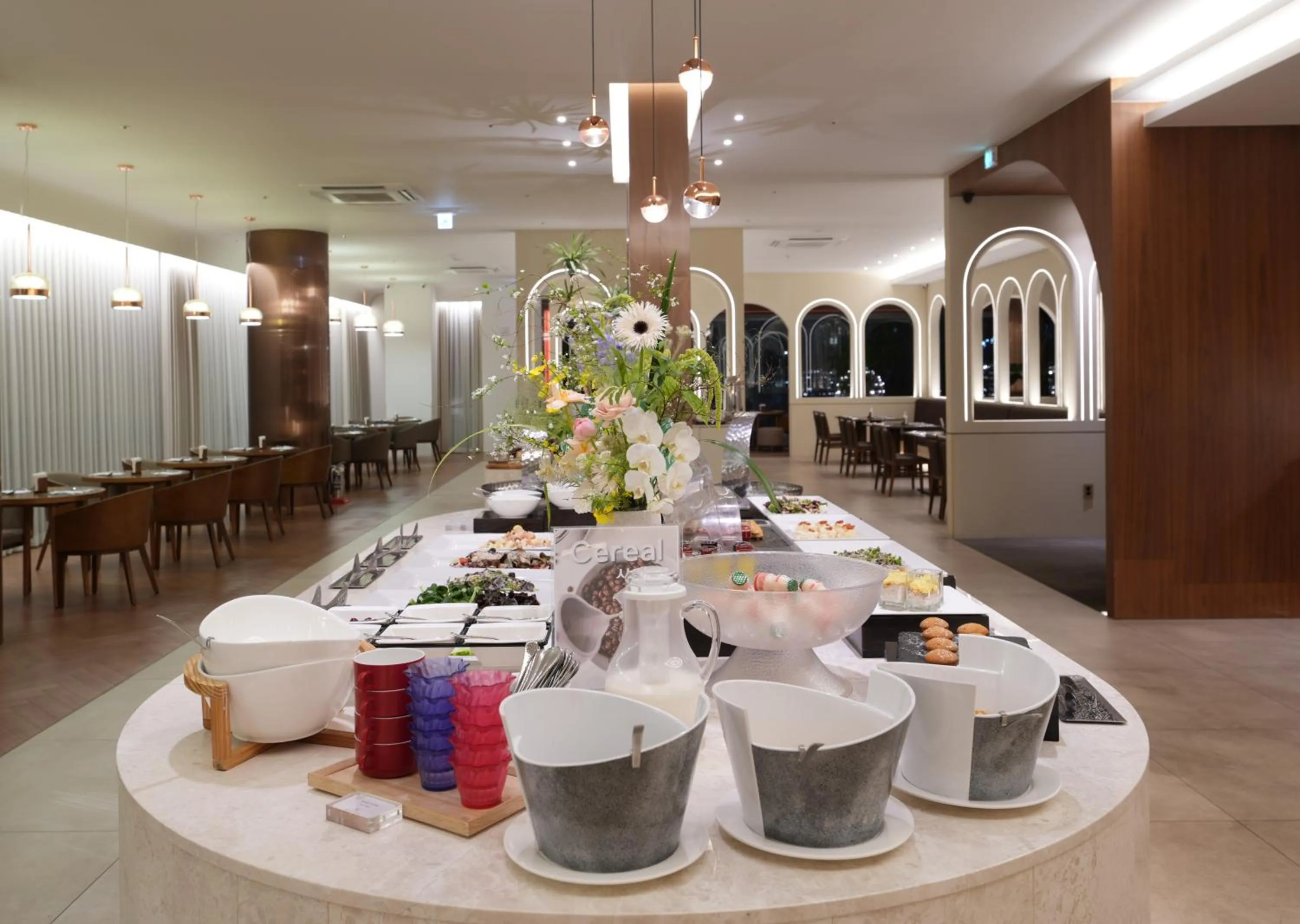 Restaurant/places to eat in Eldis Regent Hotel