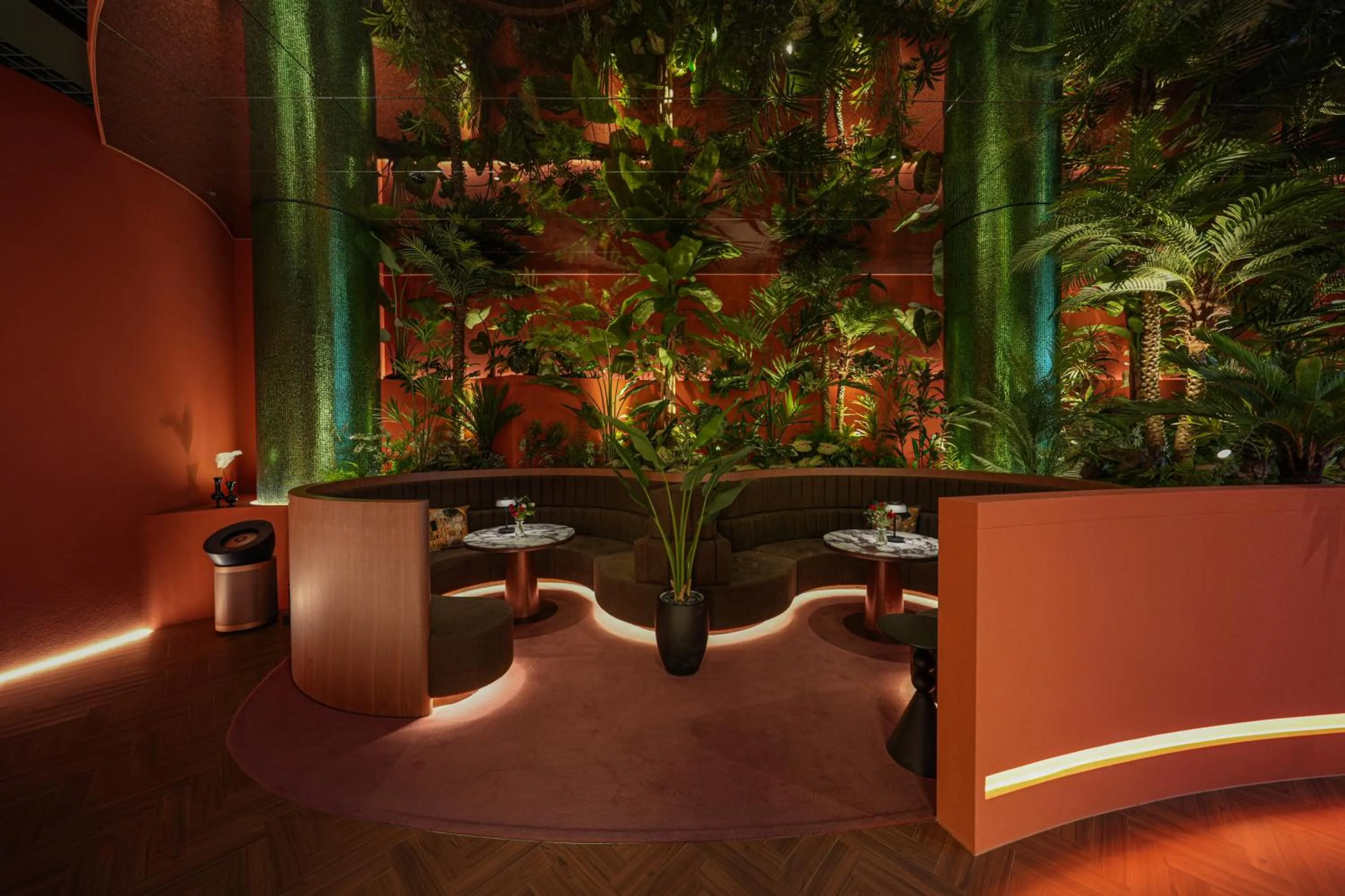 Restaurant/places to eat in Eldis Regent Hotel