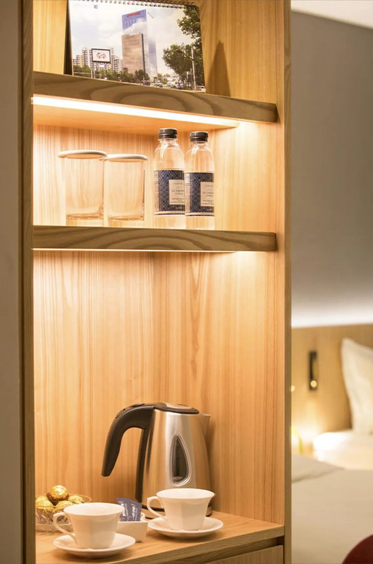 Coffee/tea facilities, Bed in Eldis Regent Hotel