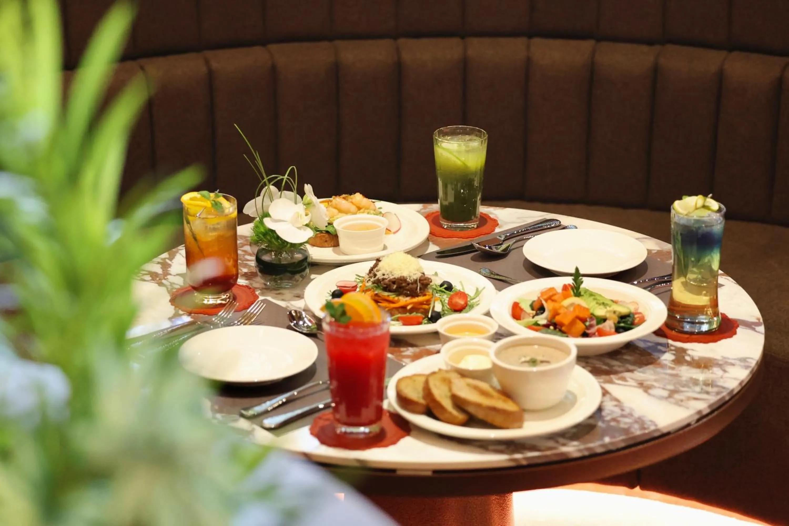 Restaurant/places to eat in Eldis Regent Hotel