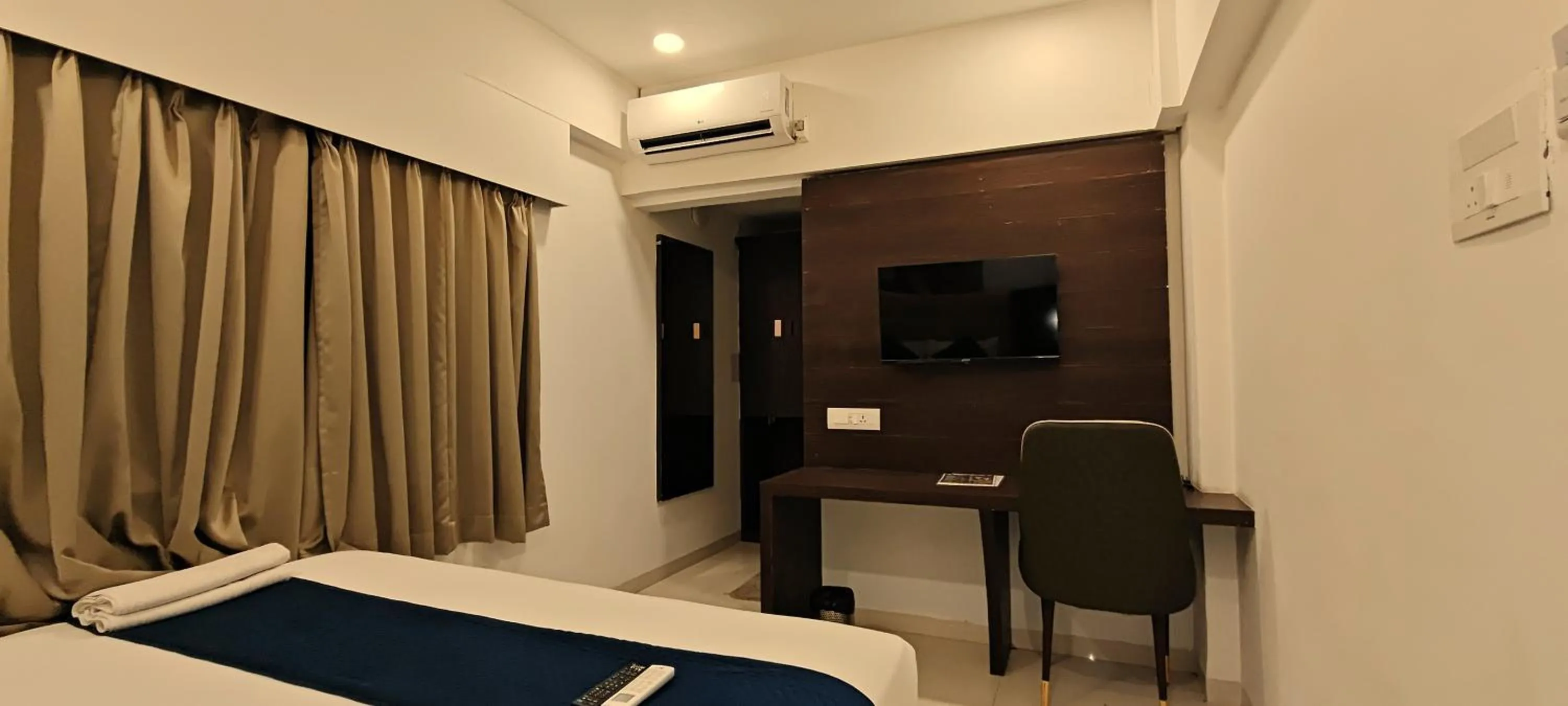 TV and multimedia, Bed in Hotel Meritel Grande, Vijay Nagar, Indore
