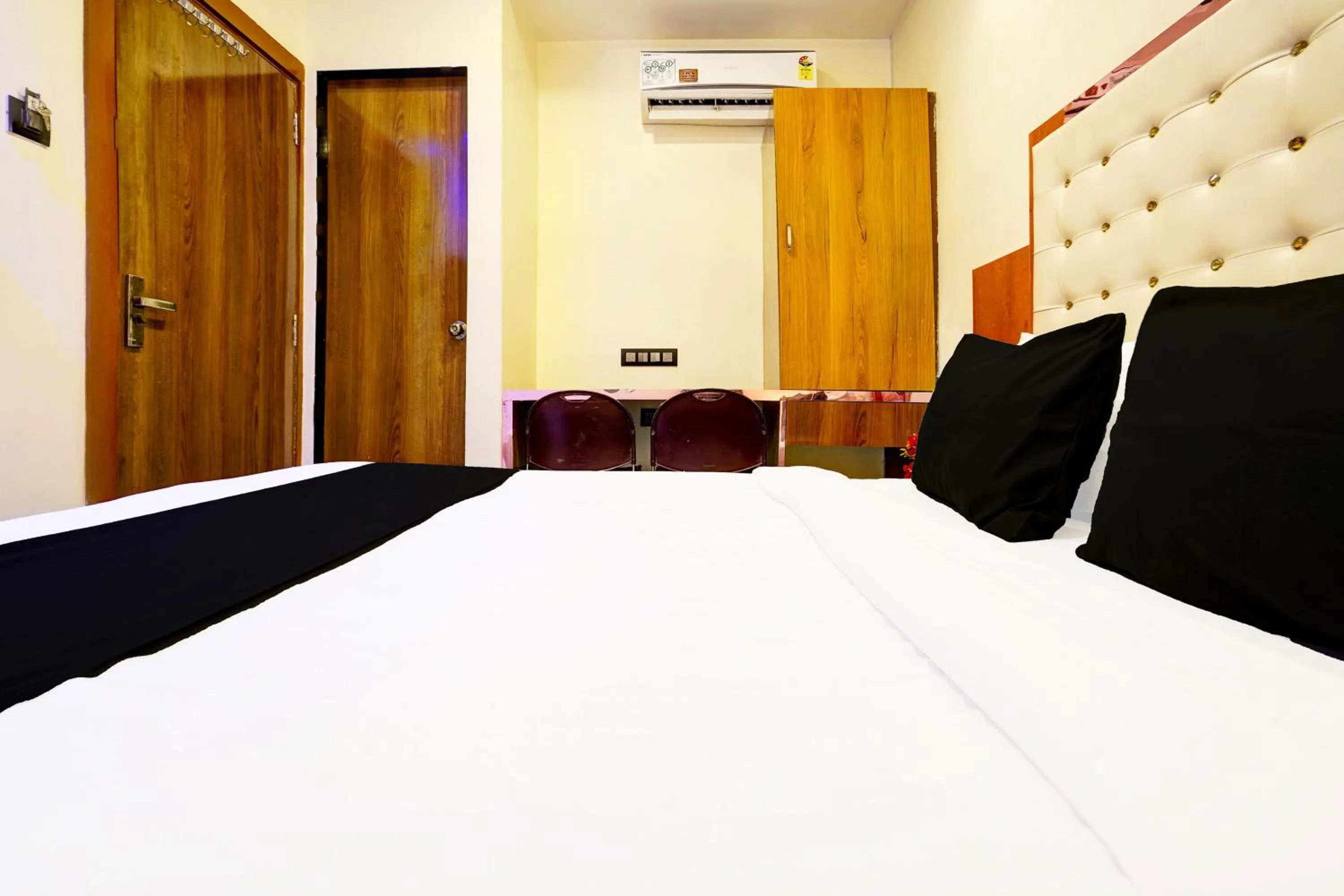 Bedroom in Hotel Airport Crown Andheri East, Mumbai