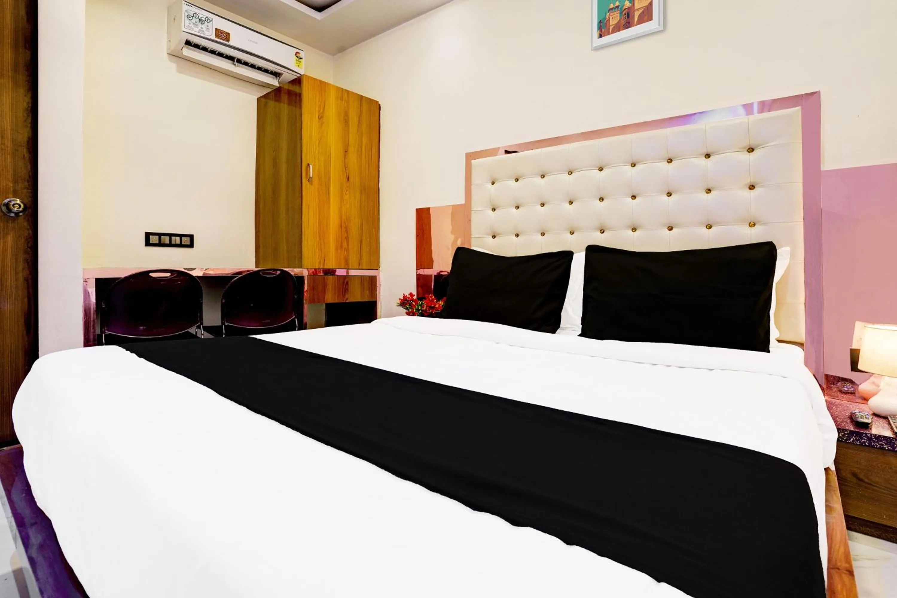 Bedroom in Hotel Airport Crown Andheri East, Mumbai