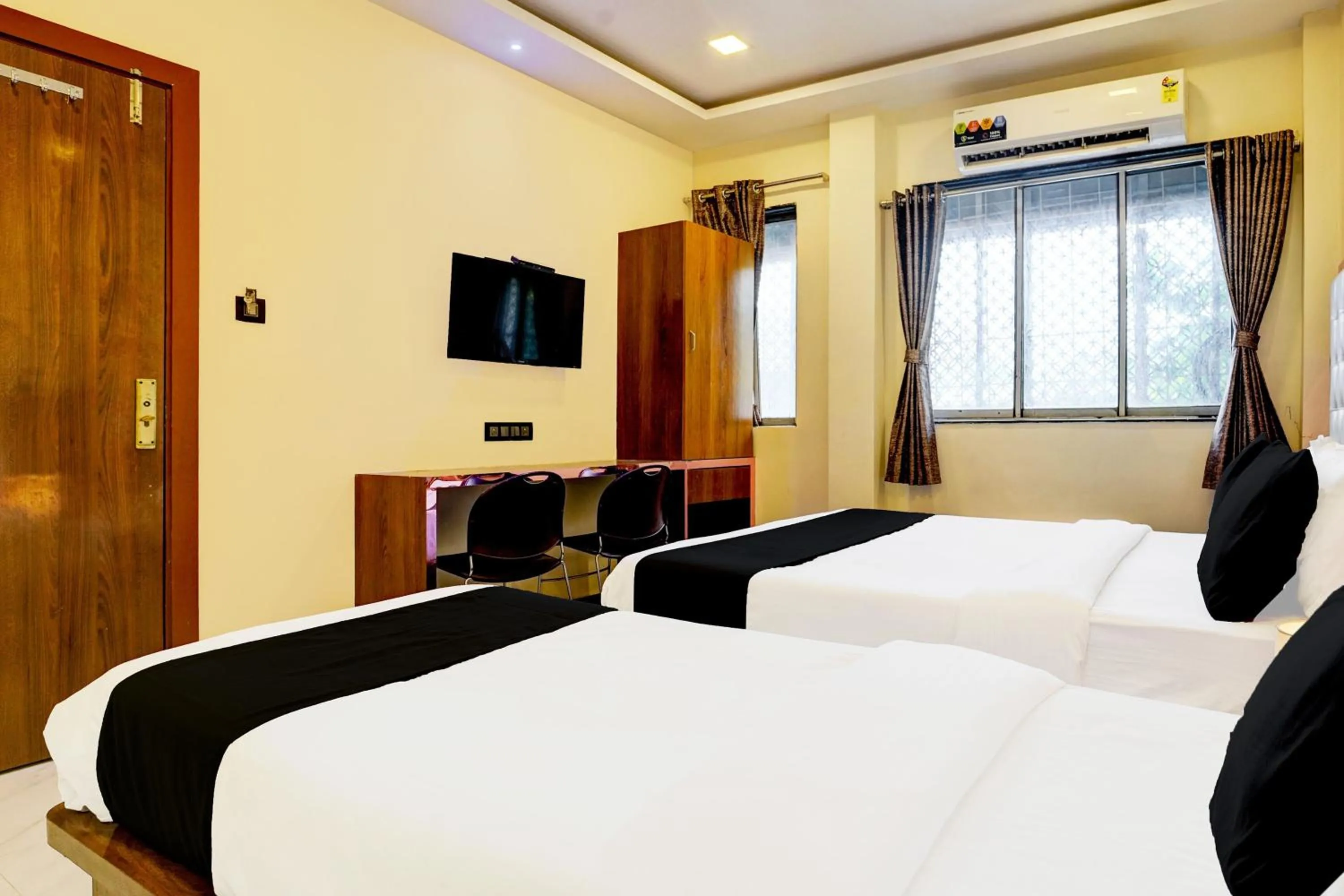Bedroom in Hotel Airport Crown Andheri East, Mumbai