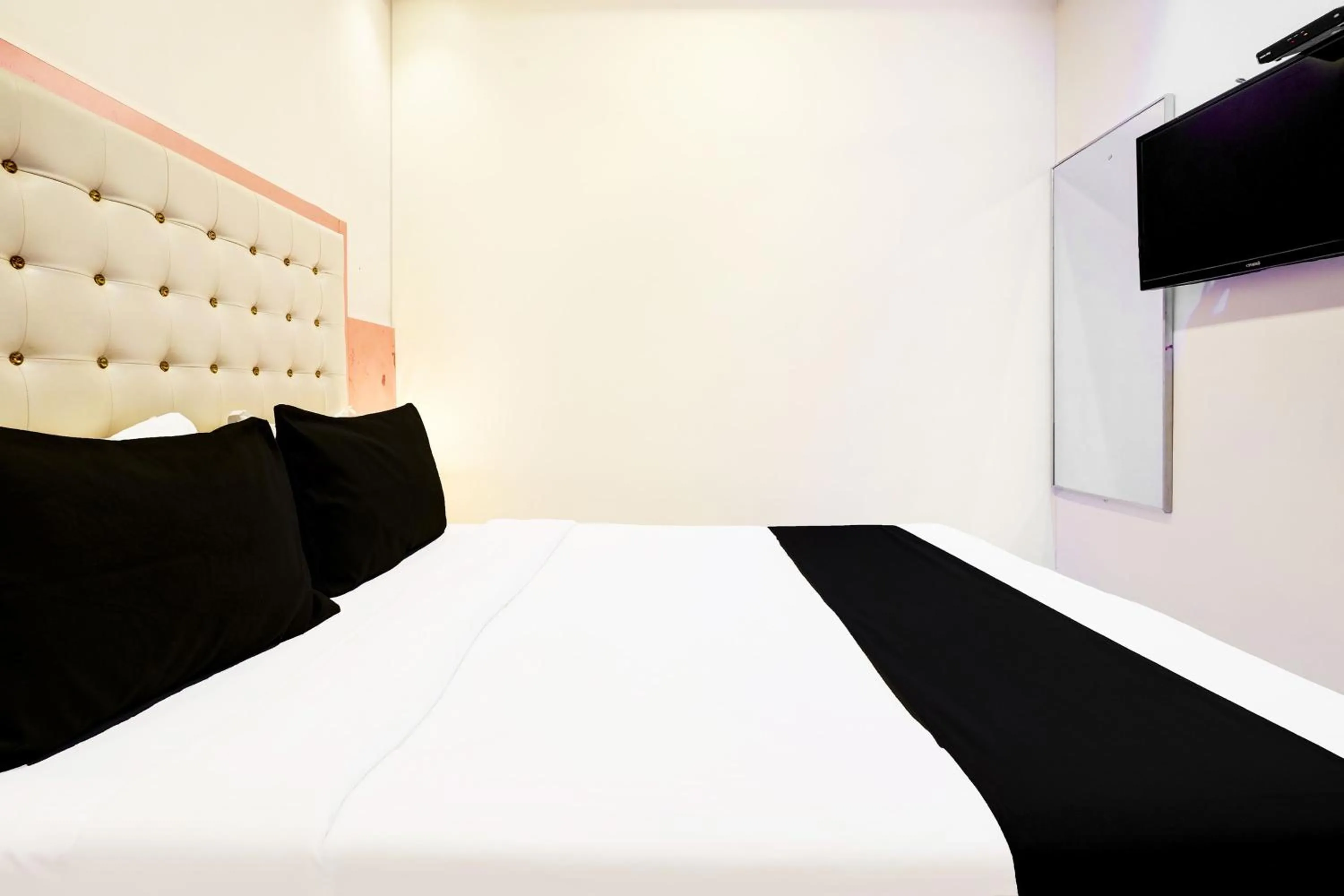 Bedroom in Hotel Airport Crown Andheri East, Mumbai