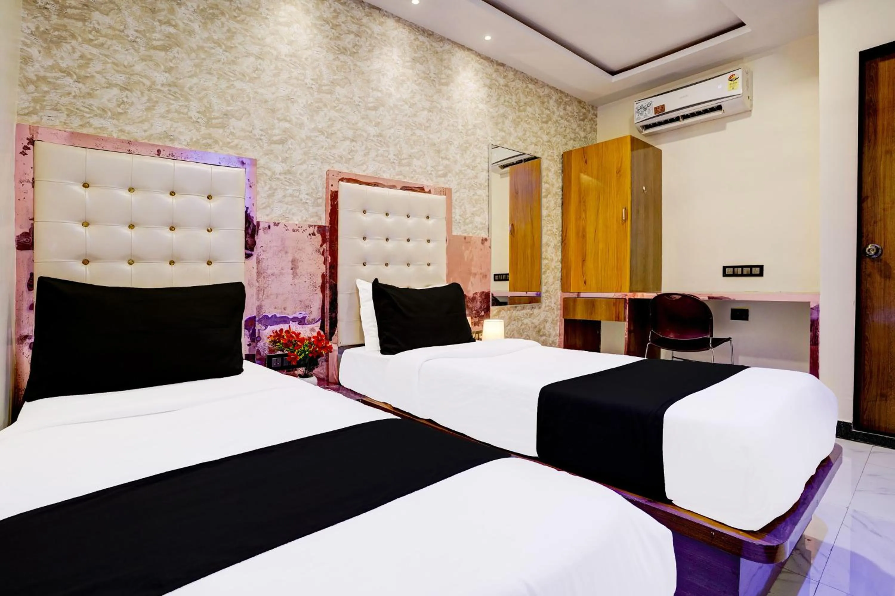 Bedroom in Hotel Airport Crown Andheri East, Mumbai