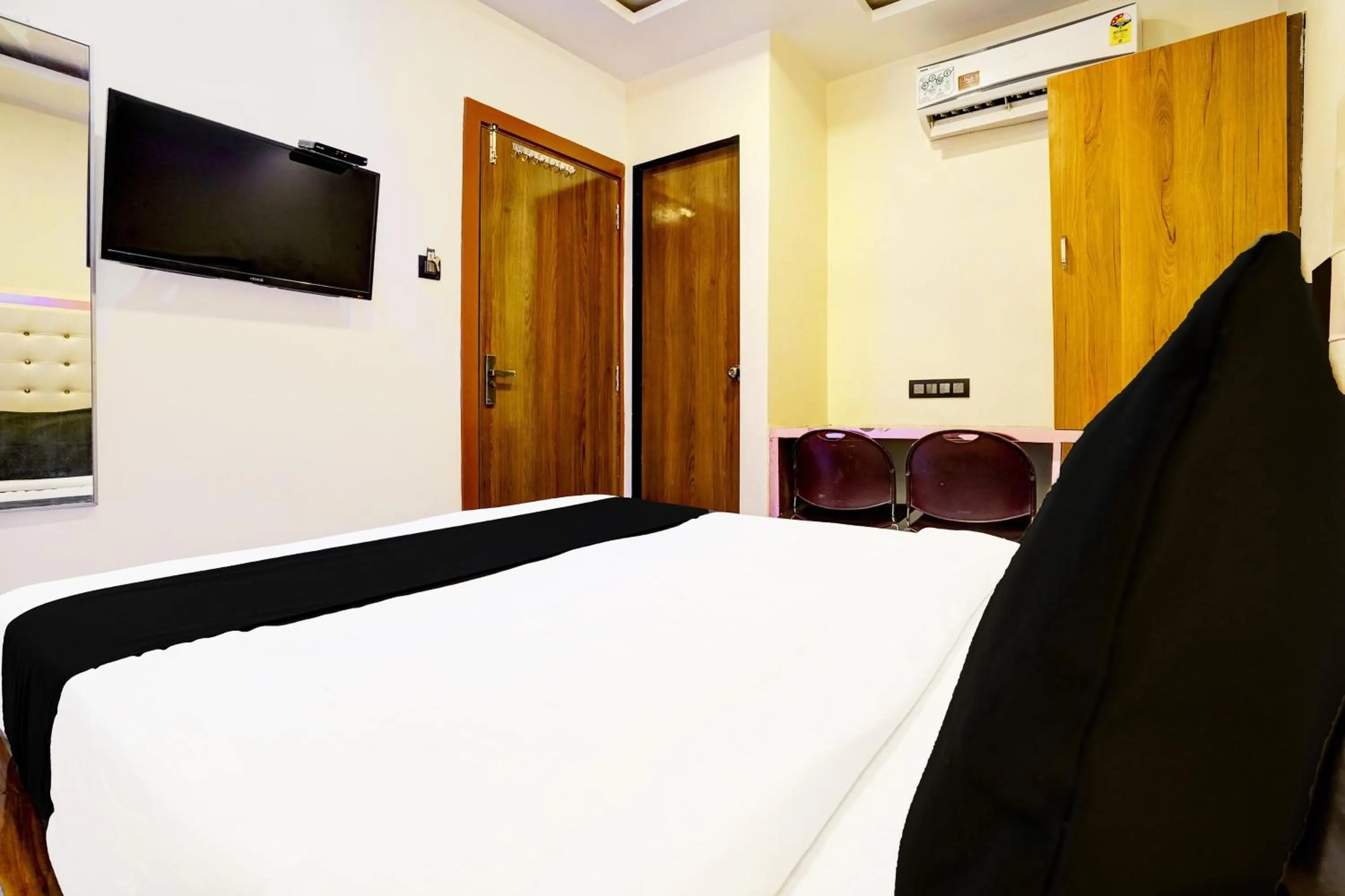 Bedroom in Hotel Airport Crown Andheri East, Mumbai