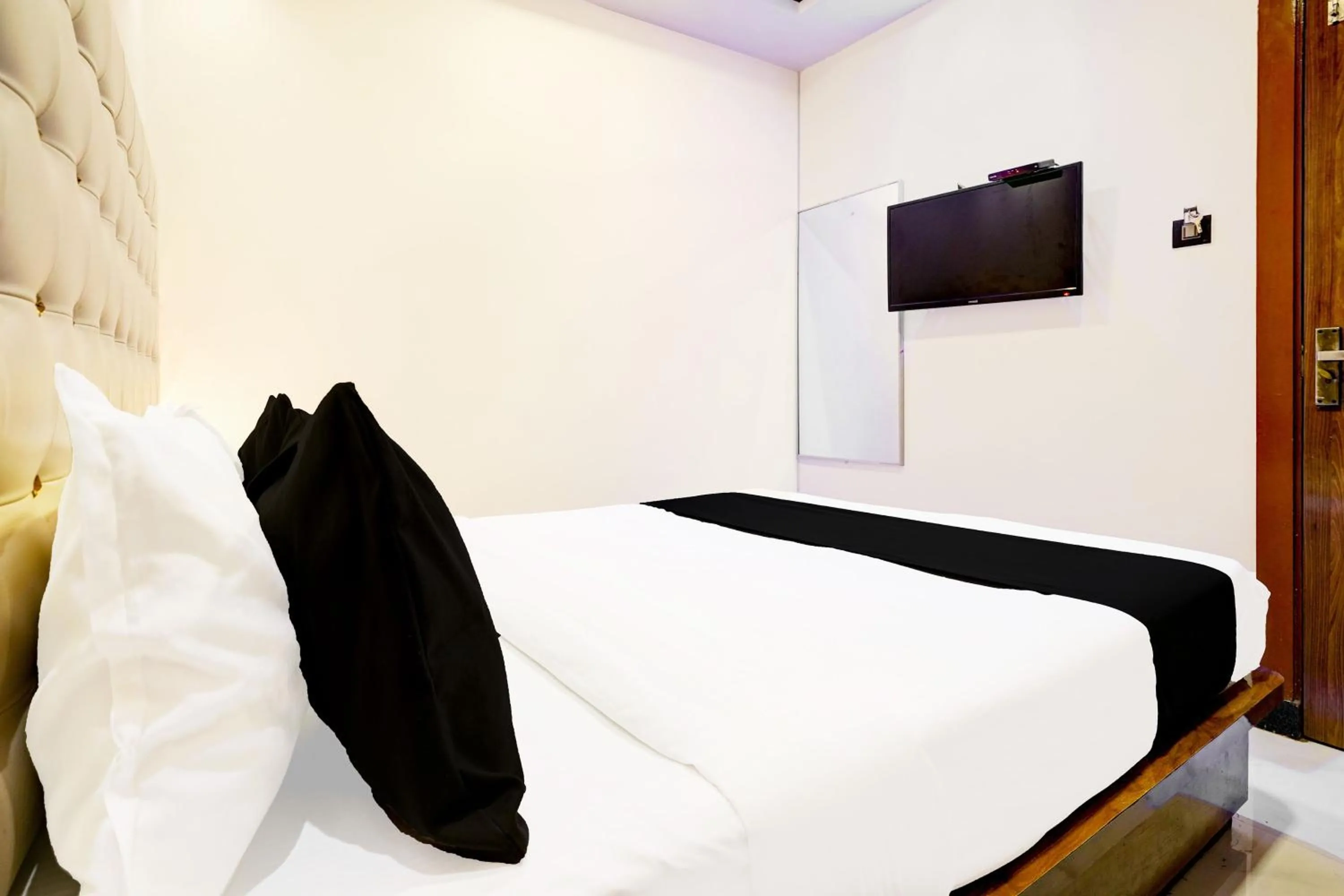 Bedroom in Hotel Airport Crown Andheri East, Mumbai