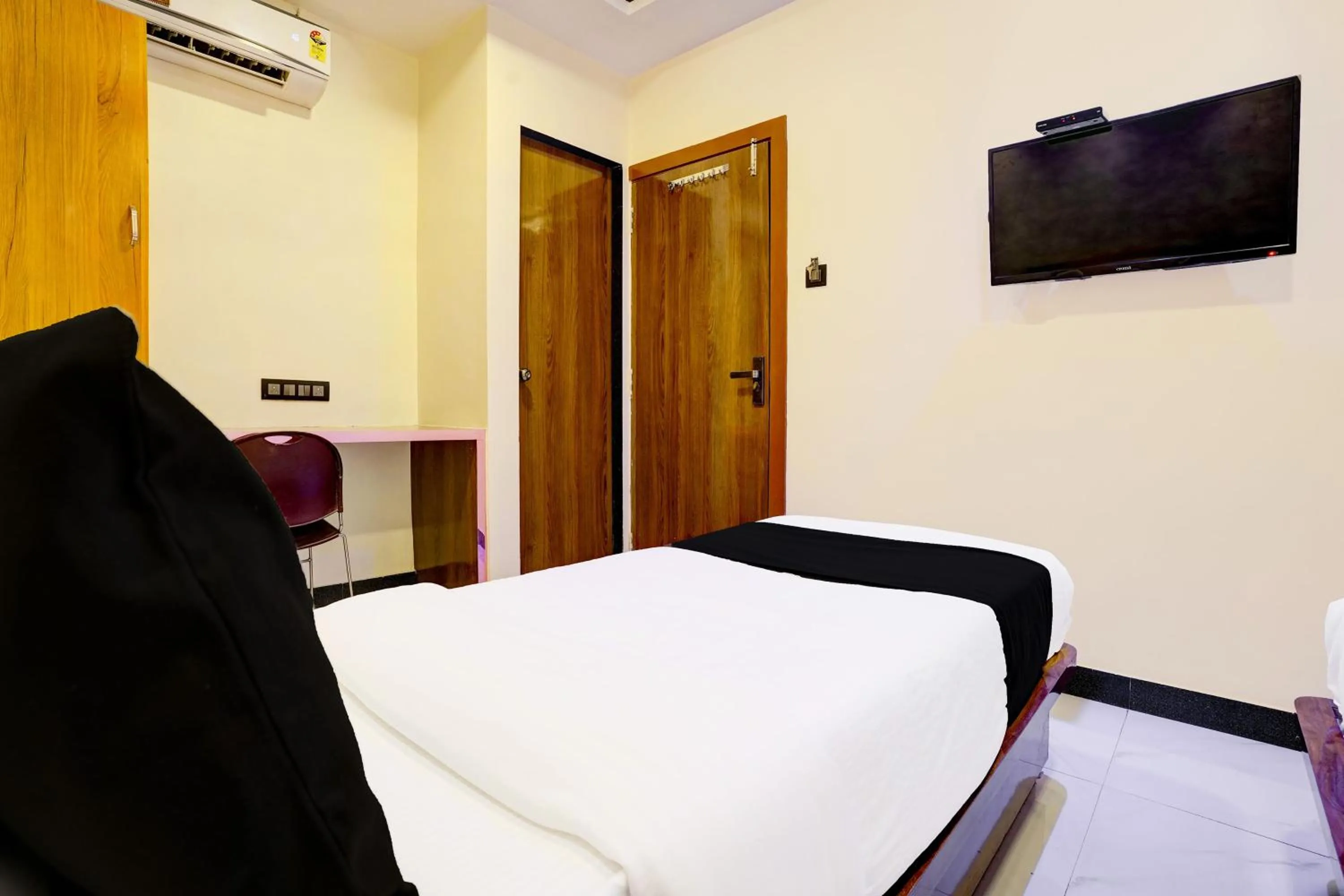 Bedroom in Hotel Airport Crown Andheri East, Mumbai