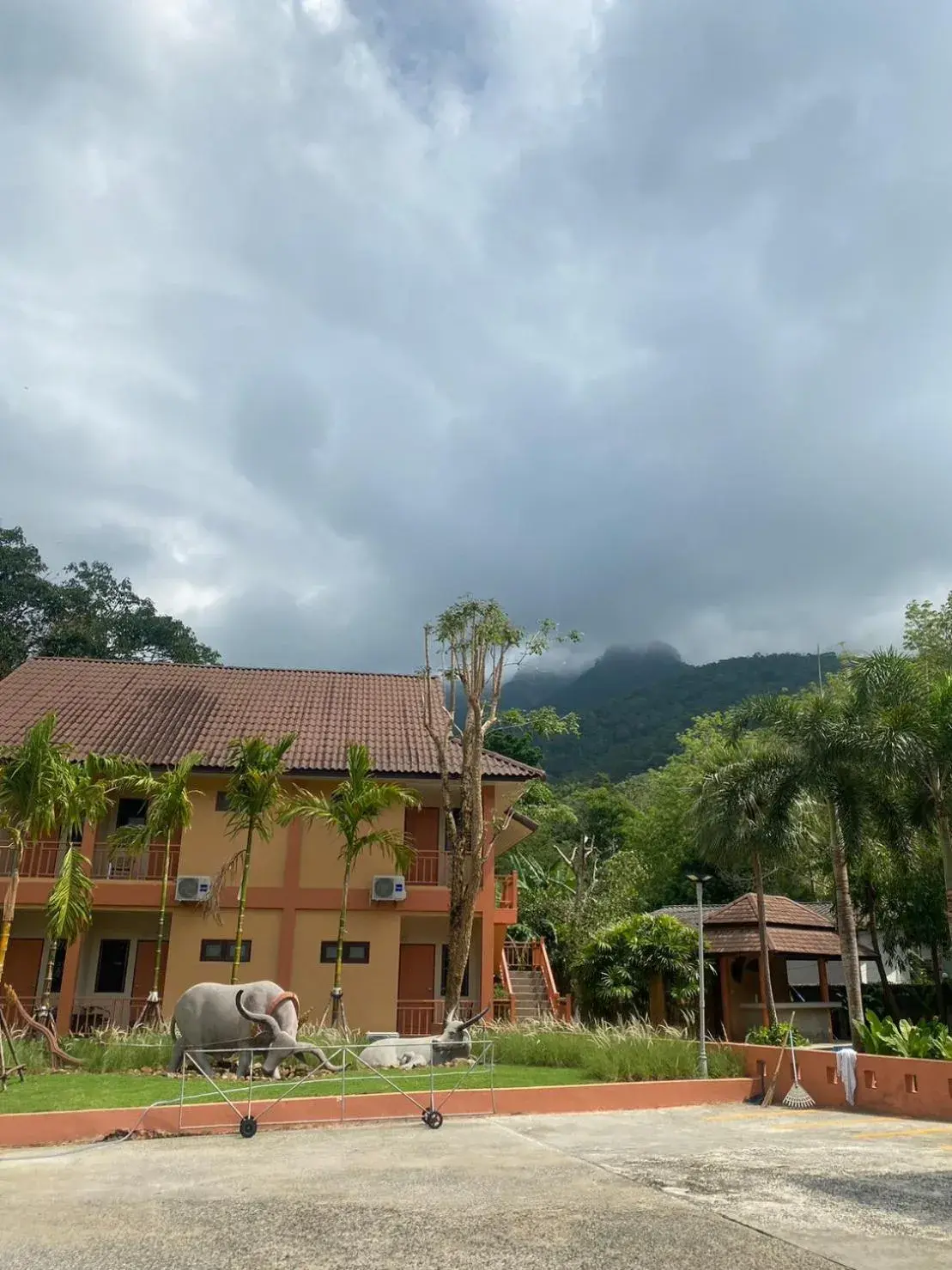 Property building in Du-sila Hotel kohchang Property building in Du-sila Hotel kohchang