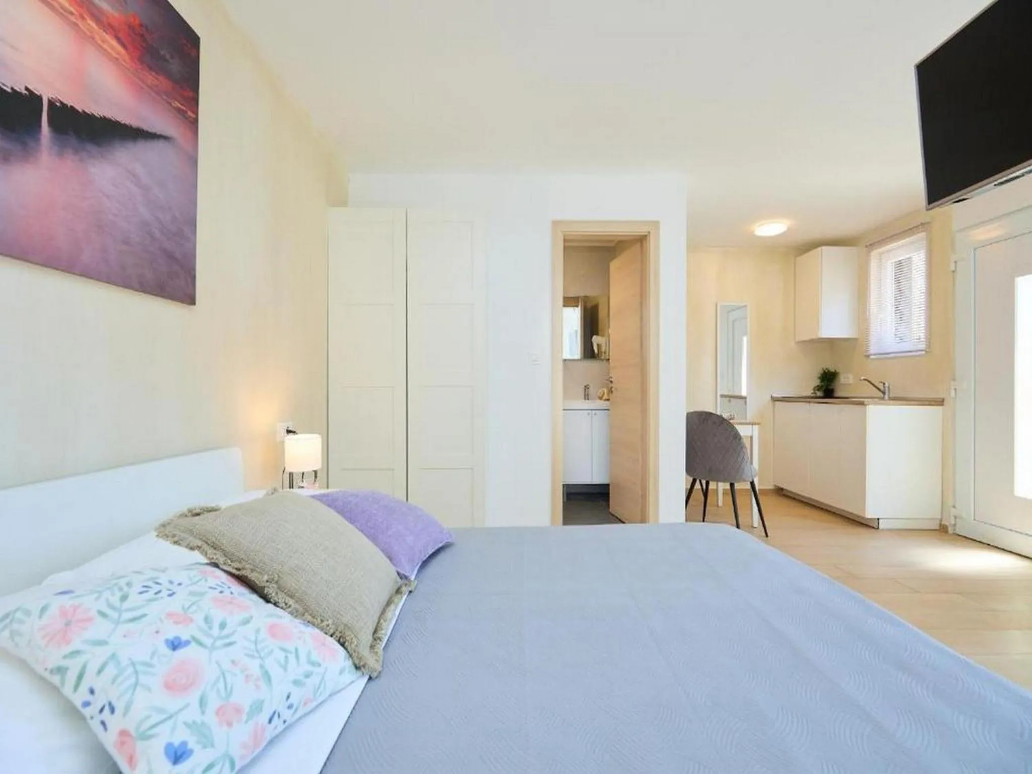 Other, Bed in Palm Tree Apartments