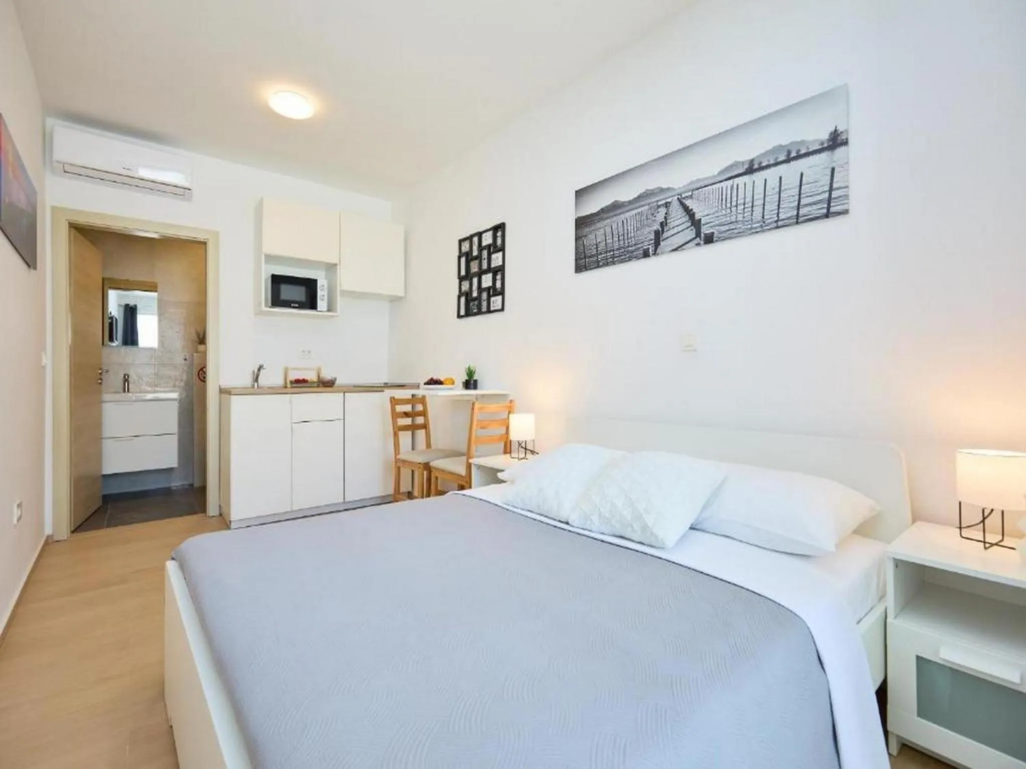 Other, Bed in Palm Tree Apartments