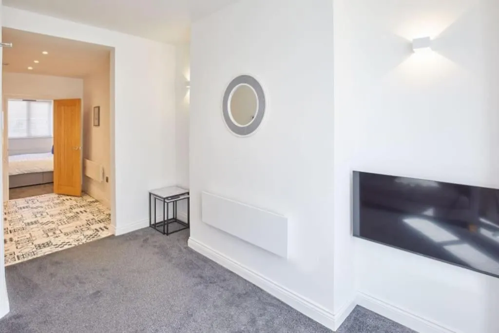 Apt 1 - Queens Court