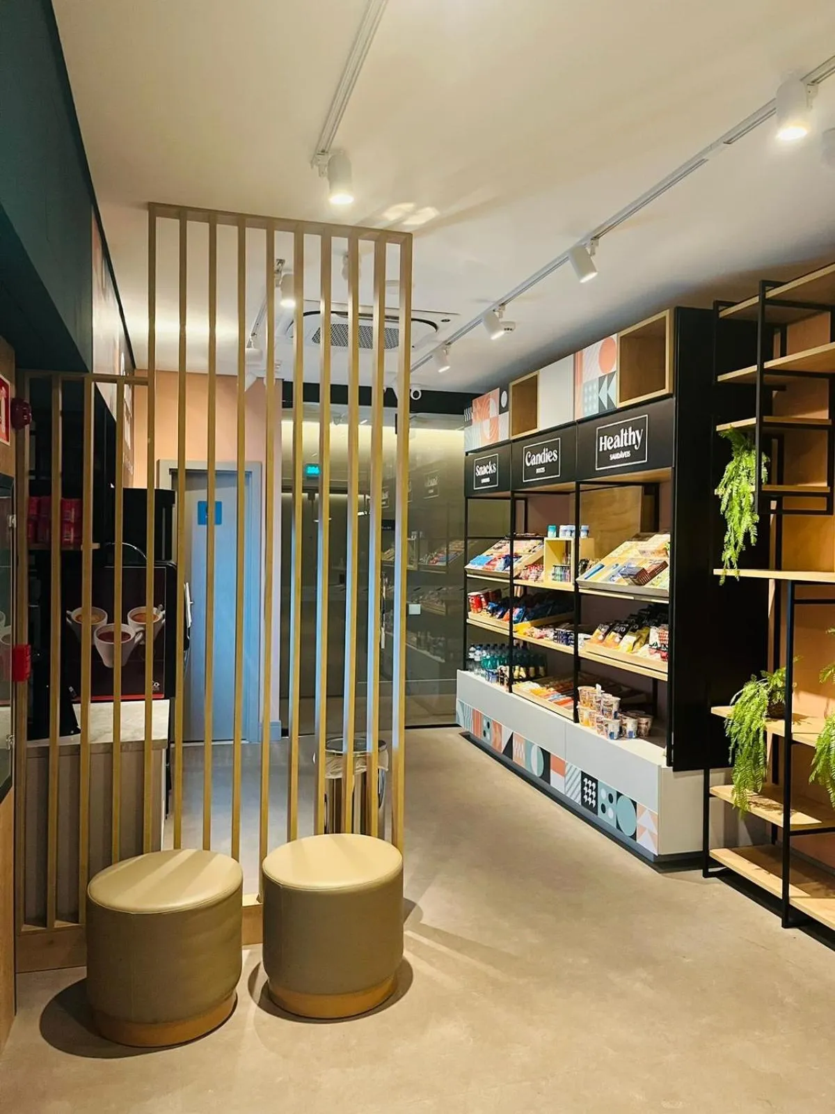 On-site shops in Fast Sleep Suites by Slaviero Hoteis - Hotel dentro do Aeroporto de Guarulhos - Terminal 2 - desembarque oeste