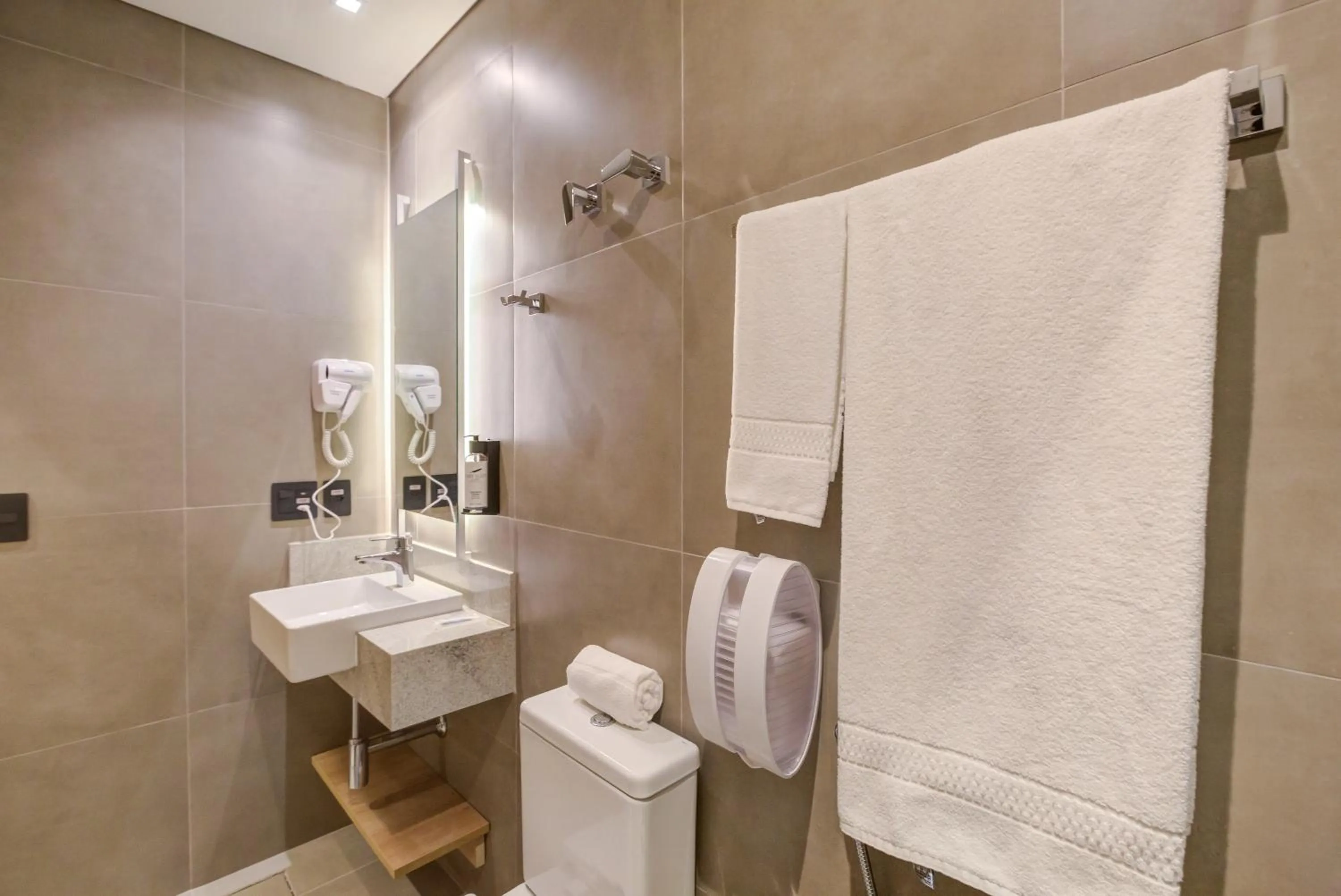 Bathroom in Fast Sleep Suites by Slaviero Hoteis - Hotel dentro do Aeroporto de Guarulhos - Terminal 2 - desembarque oeste