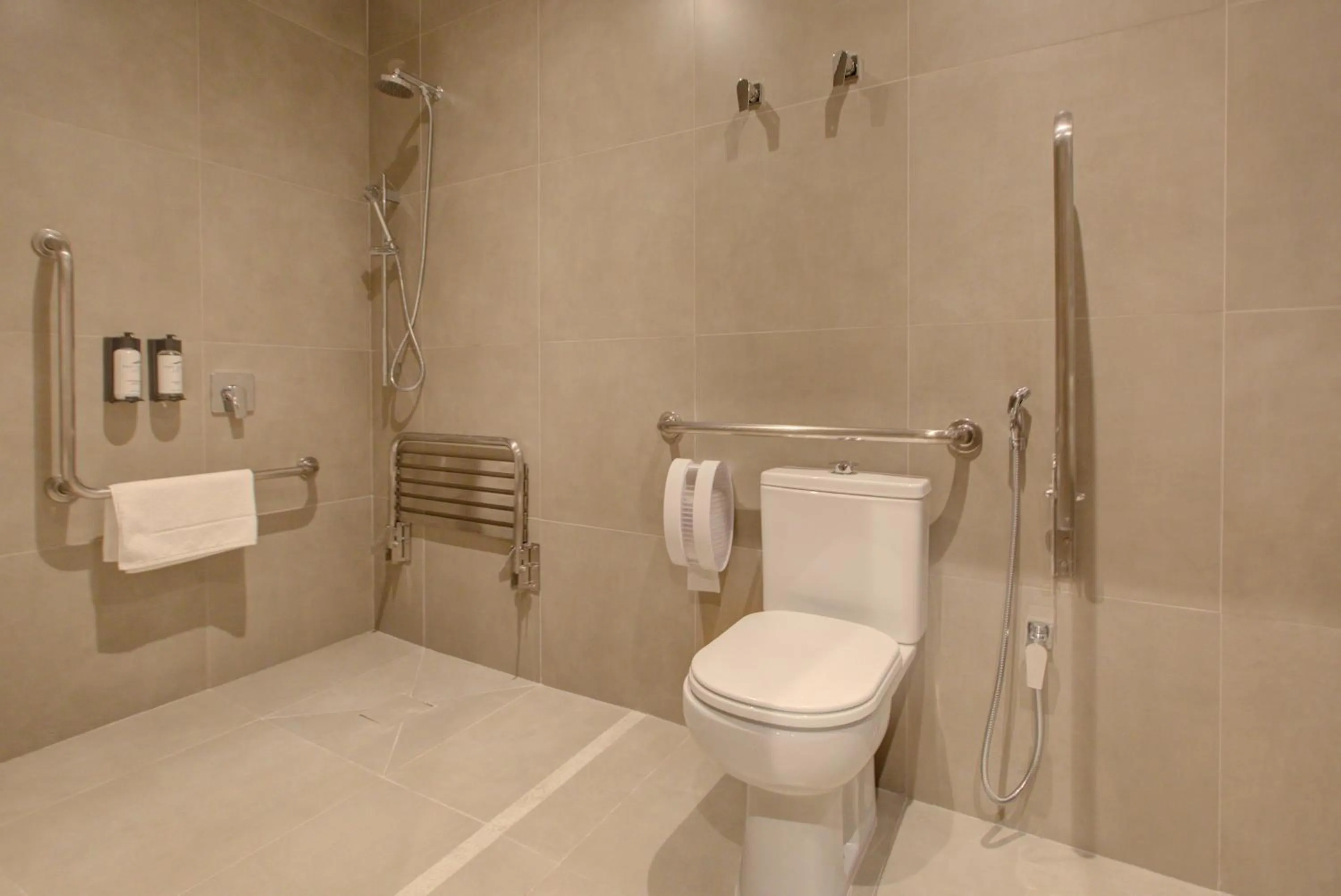 Bathroom in Fast Sleep Suites by Slaviero Hoteis - Hotel dentro do Aeroporto de Guarulhos - Terminal 2 - desembarque oeste