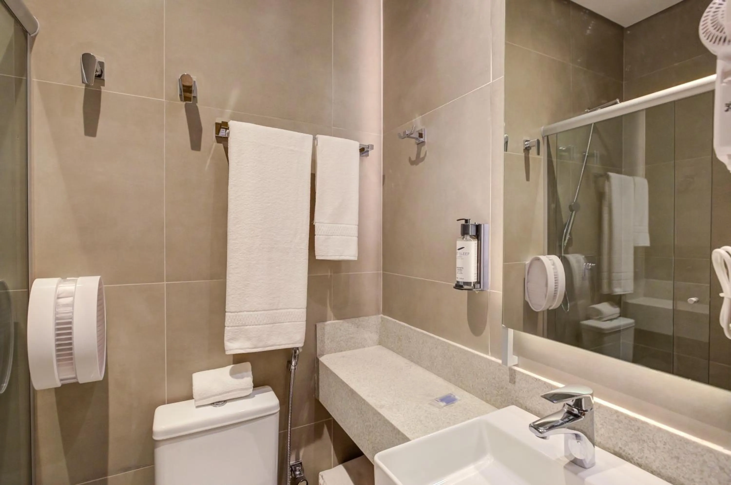 Toilet in Fast Sleep Suites by Slaviero Hoteis - Hotel dentro do Aeroporto de Guarulhos - Terminal 2 - desembarque oeste