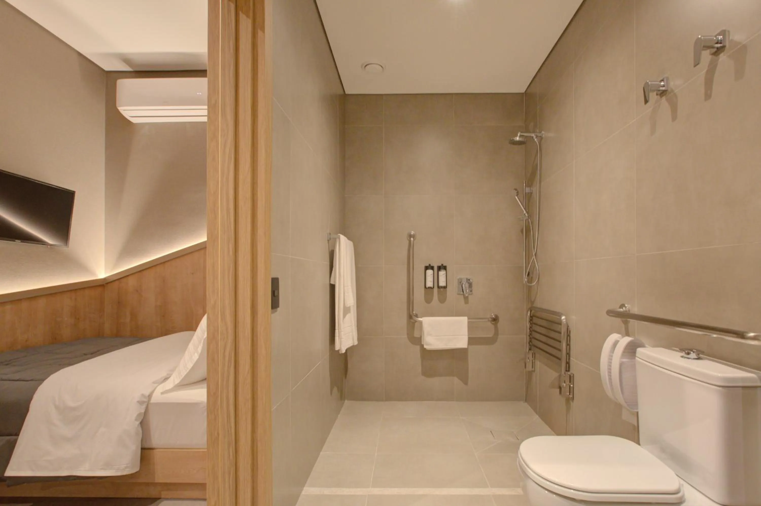 Bathroom in Fast Sleep Suites by Slaviero Hoteis - Hotel dentro do Aeroporto de Guarulhos - Terminal 2 - desembarque oeste