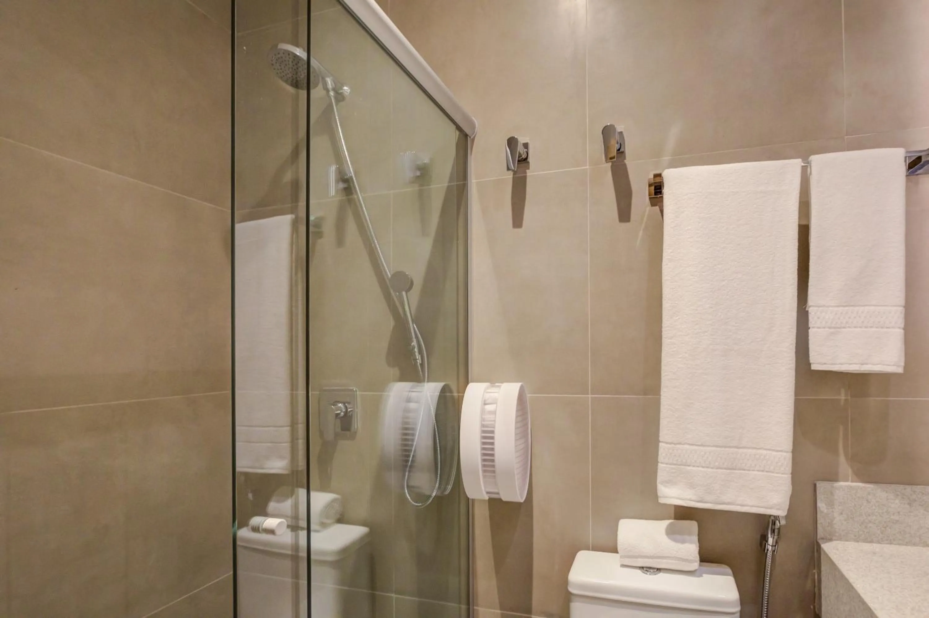 Shower in Fast Sleep Suites by Slaviero Hoteis - Hotel dentro do Aeroporto de Guarulhos - Terminal 2 - desembarque oeste