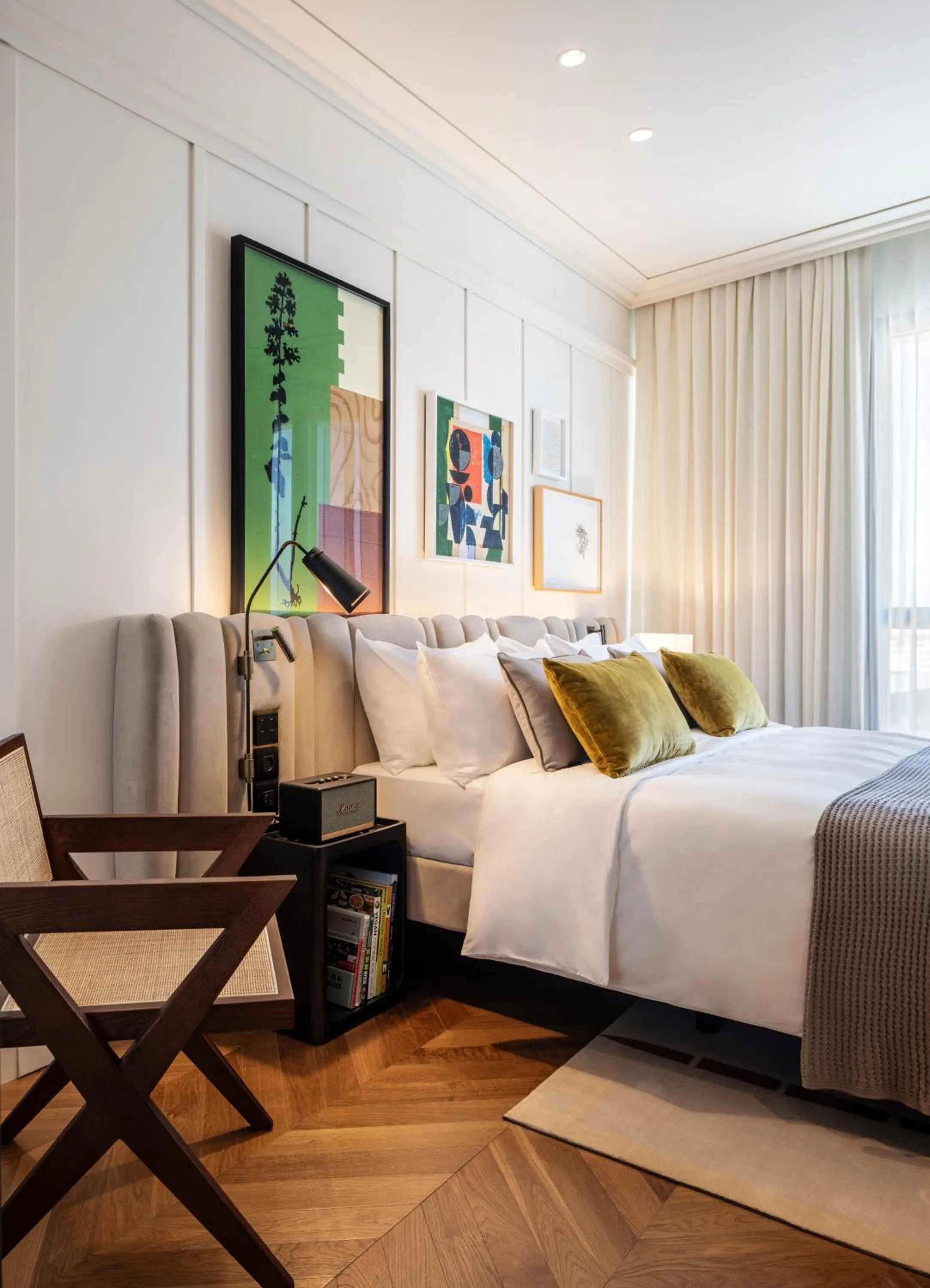 Seating area, Bed in The George Tel Aviv