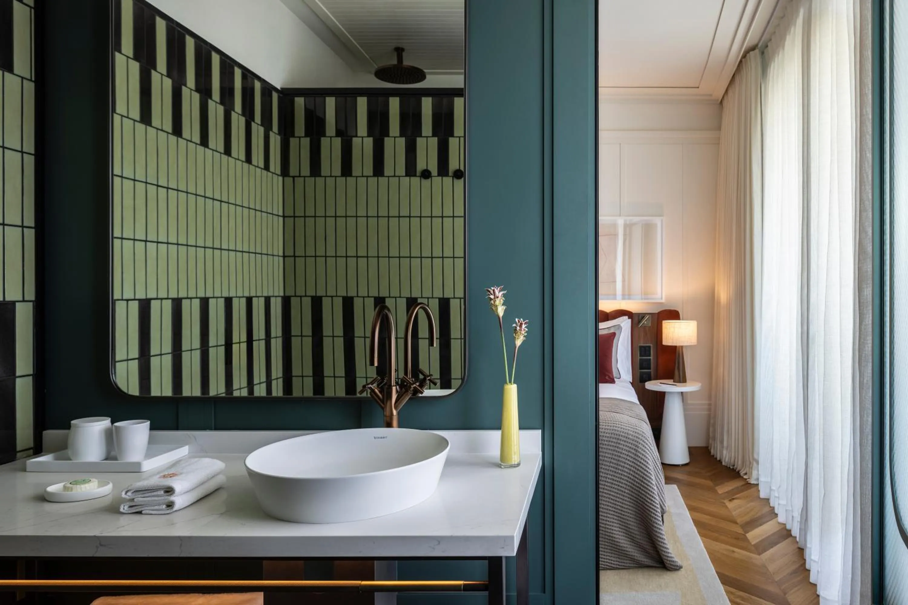 Shower, Bed in The George Tel Aviv